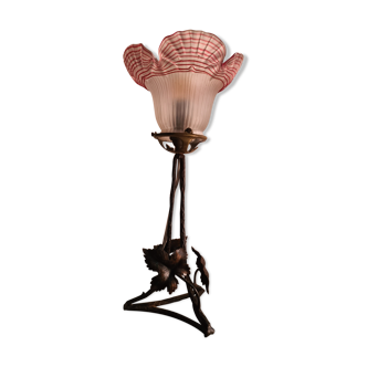 Lampe  fer forgé  1900  verre  dentelle pressé et moulé  a liseré rouge tres rare  tres belle  35x14