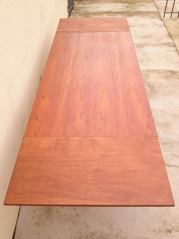 Scandinavian style table with extensions