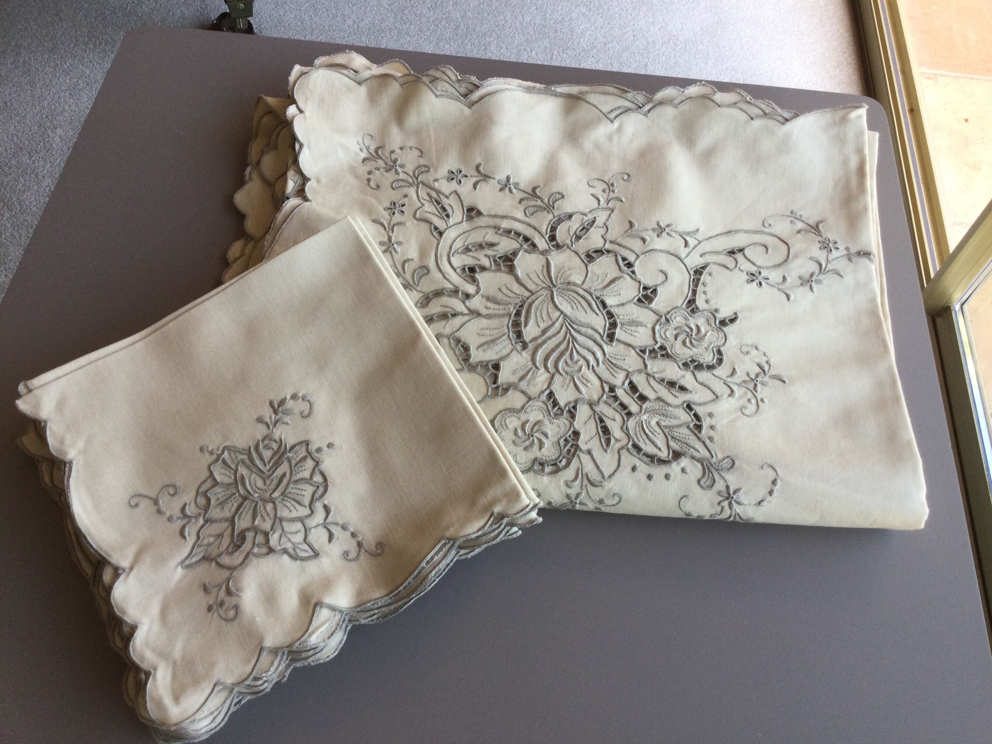 Embroidered antique tablecloth + 12 matching towels