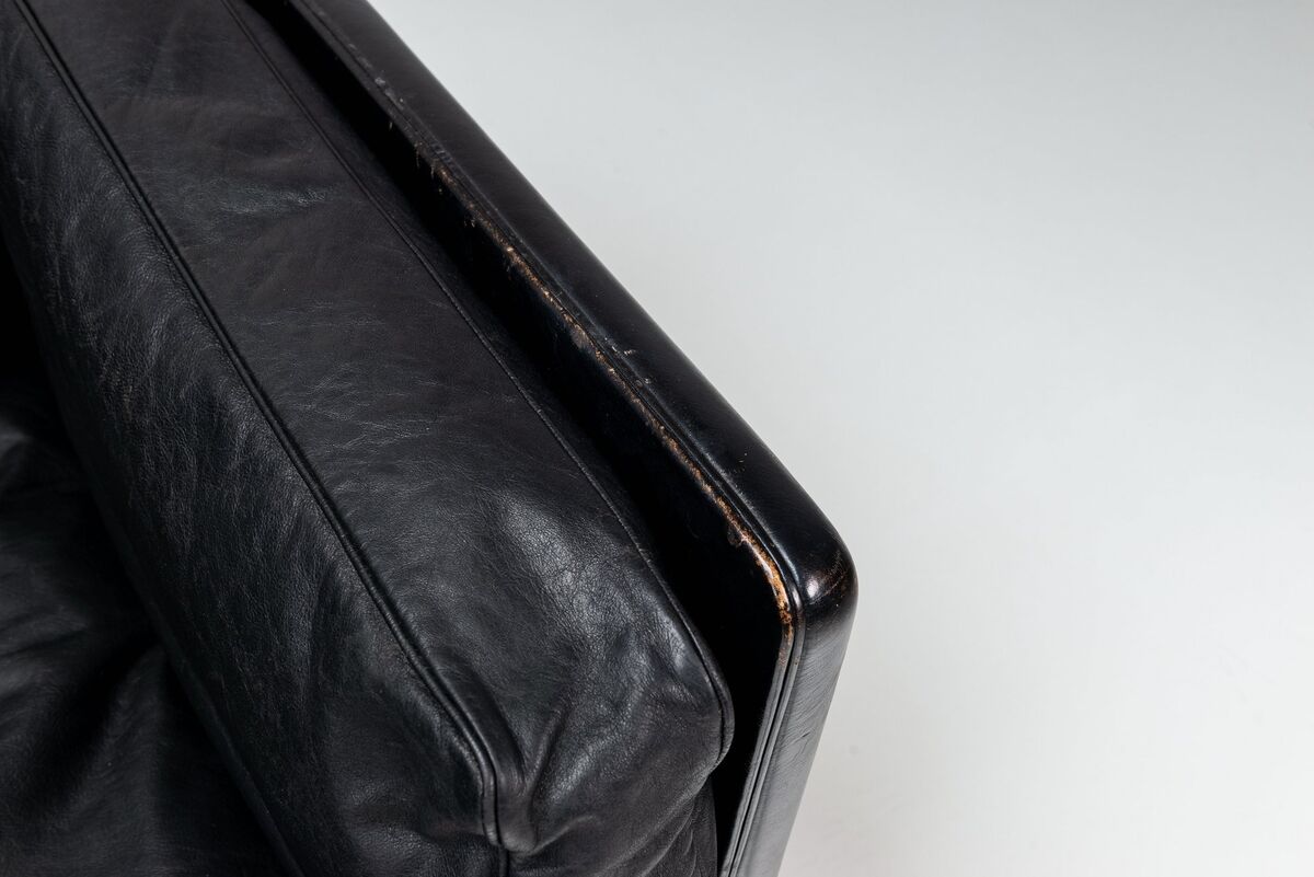 Illum Wikkelso model V11 sofa in black leather by Holger Christiansen, Denmark, 1960