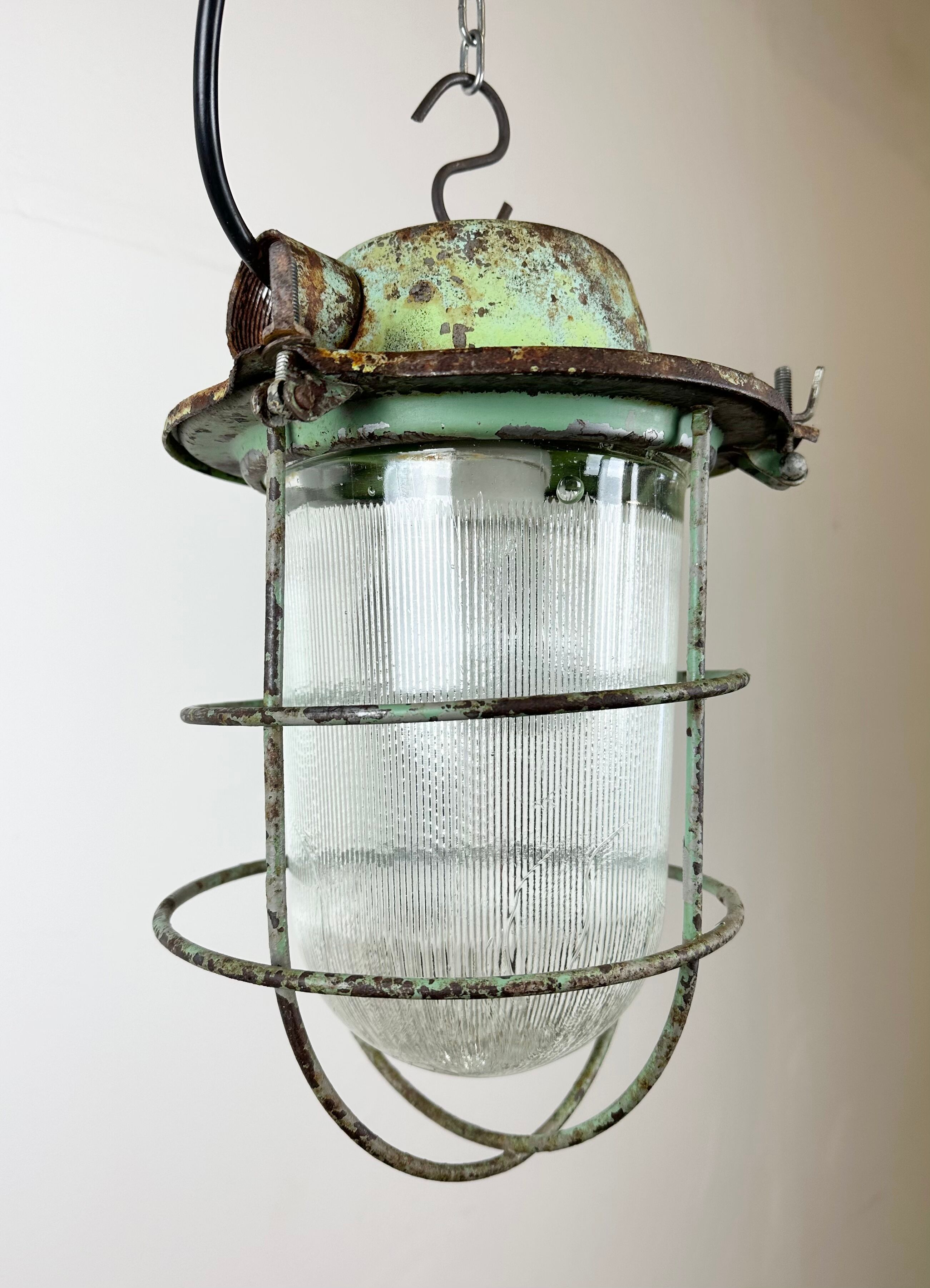 Suspension de bunker industriel soviétique vert avec grille de fer, années 1960