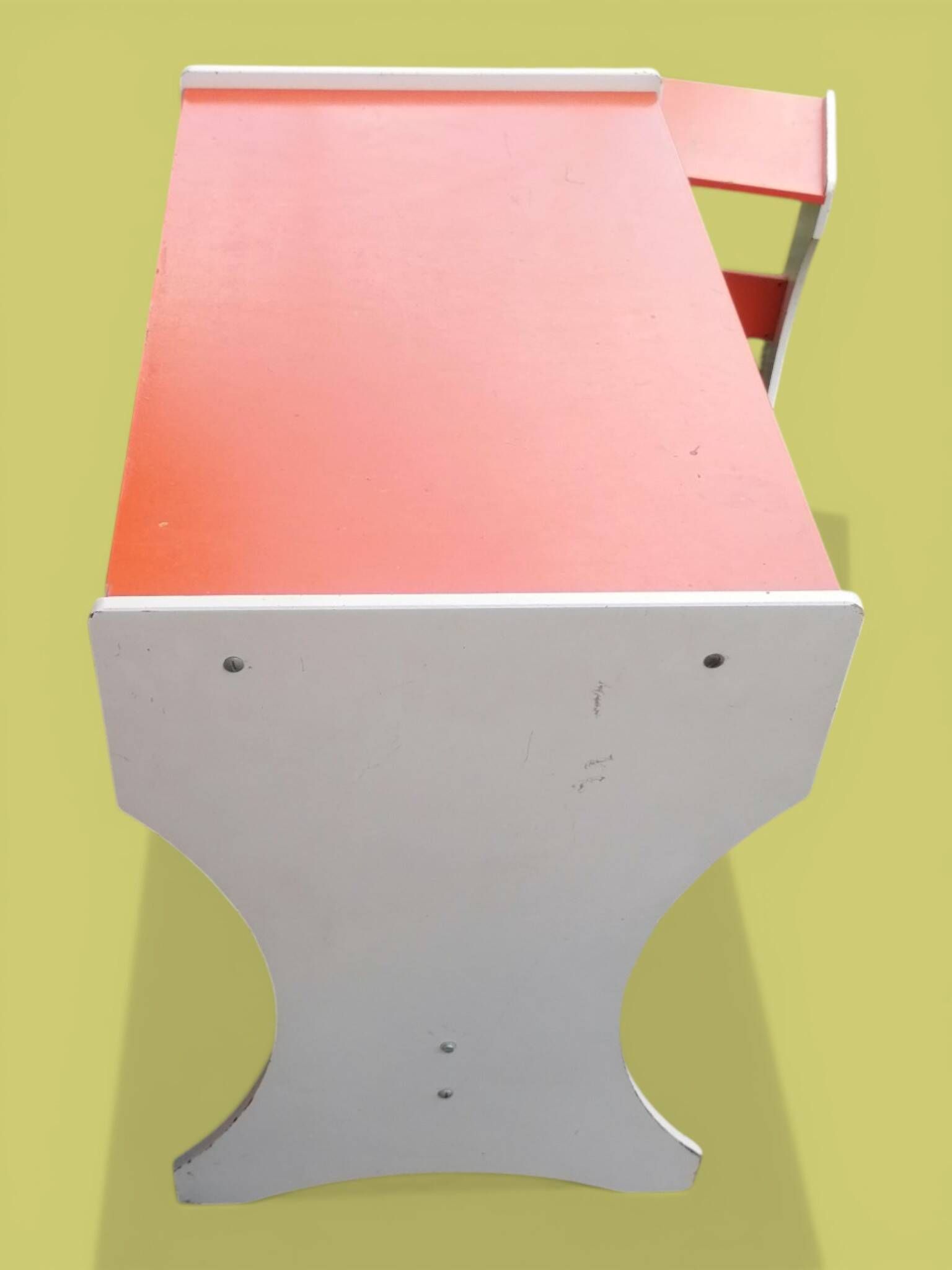 Bureau et tabouret d'écolier en bois peint orange - Années 1950 - 1970.