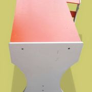 Bureau et tabouret d'écolier en bois peint orange - Années 1950 - 1970.