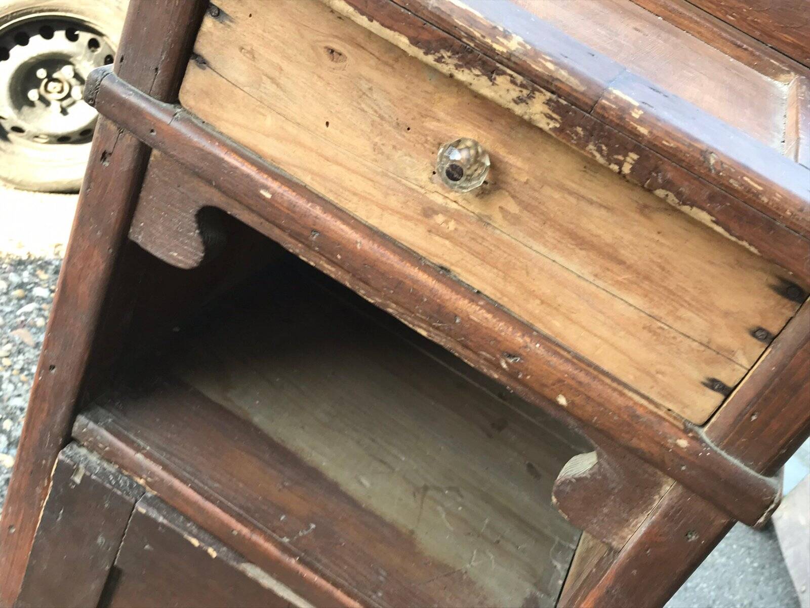 Table de chevet rustique en pin marron à tiroir, porte et étagère — début XXe siècle