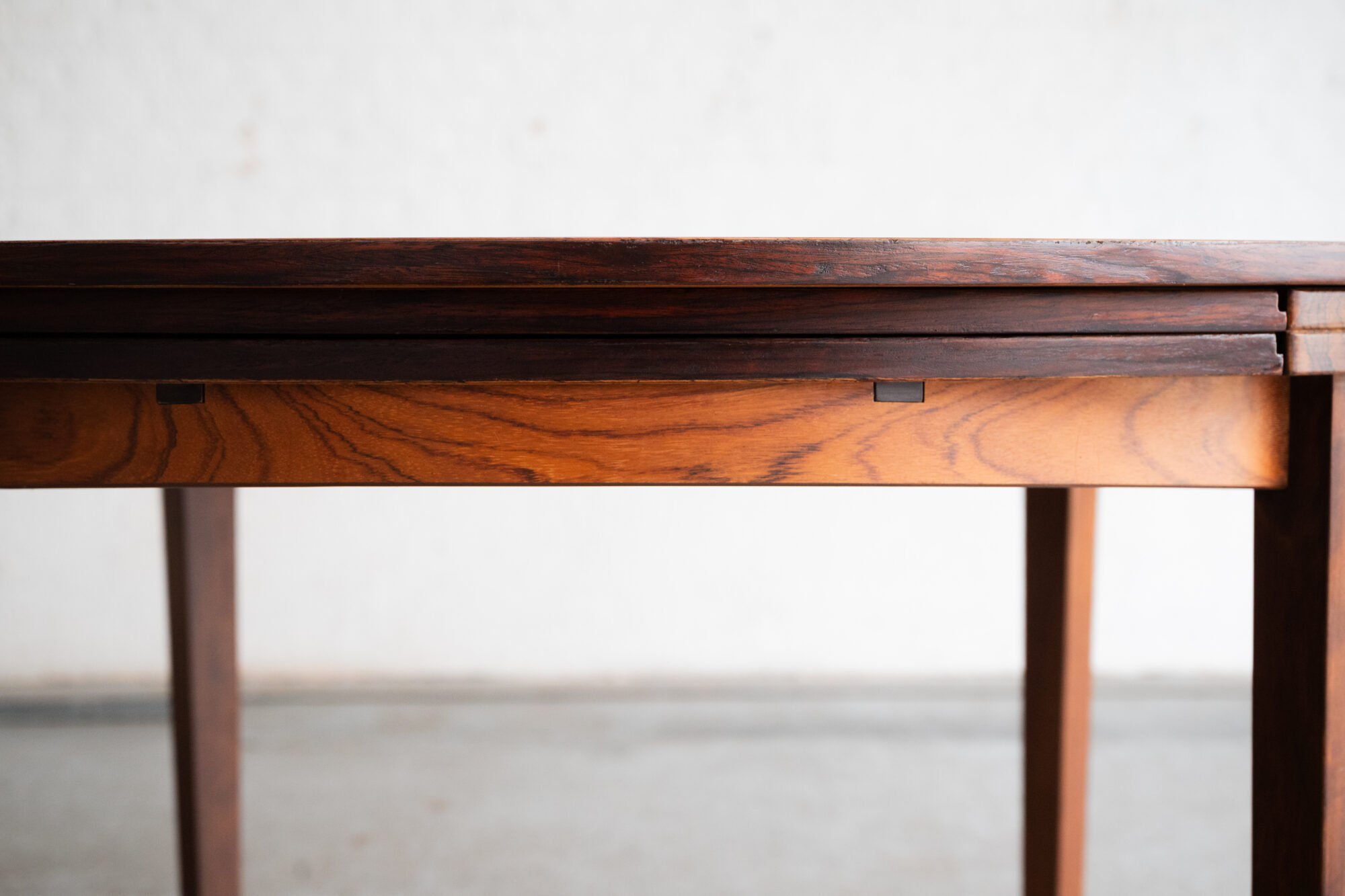 Dining table 'Lotus' by Dyrlund