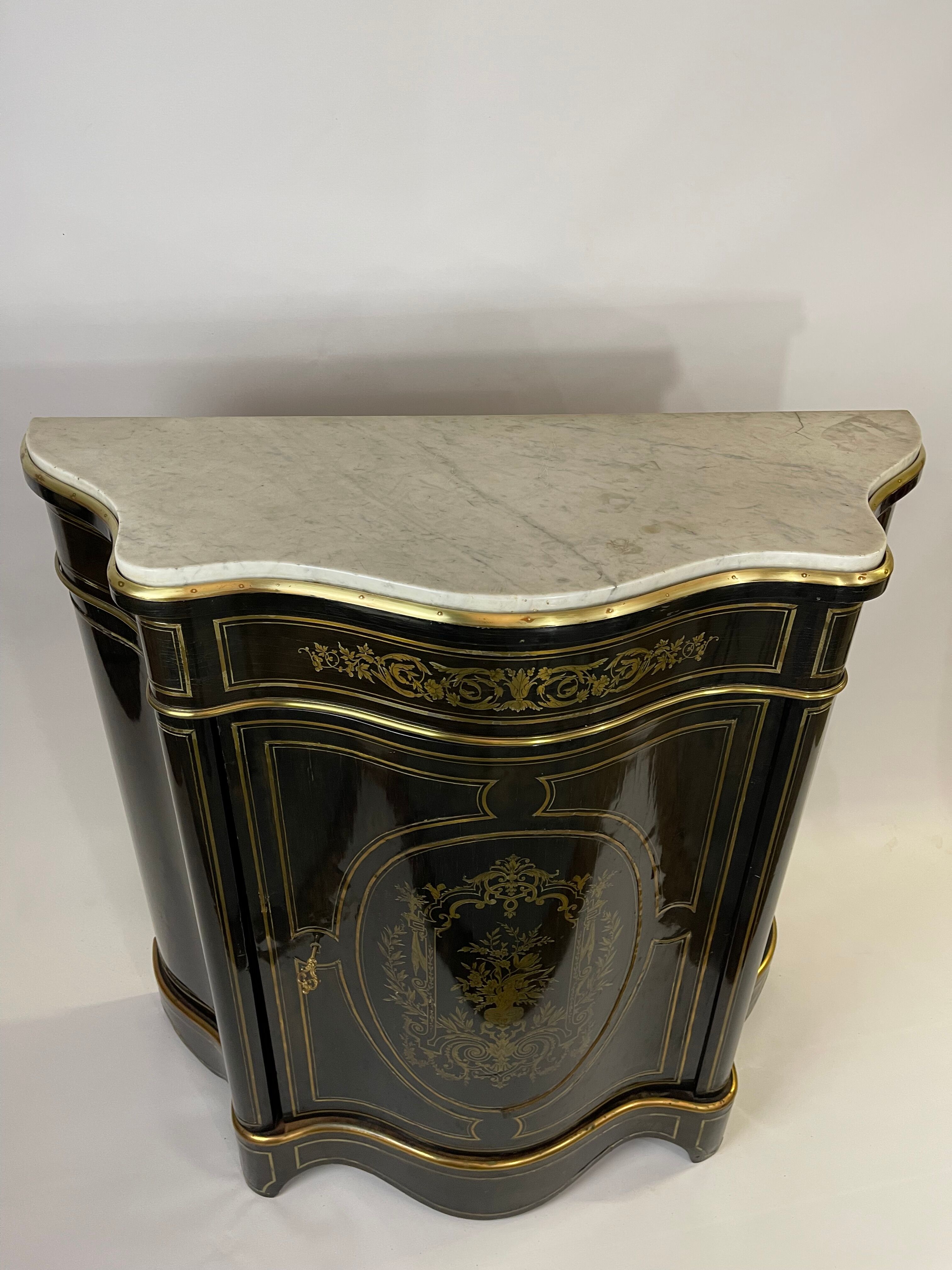 Napoleon 3 violin support cabinet in blackened wood