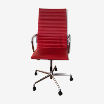 Fauteuil EA 119 en cuir rouge Vitra par Charles & Ray Eames