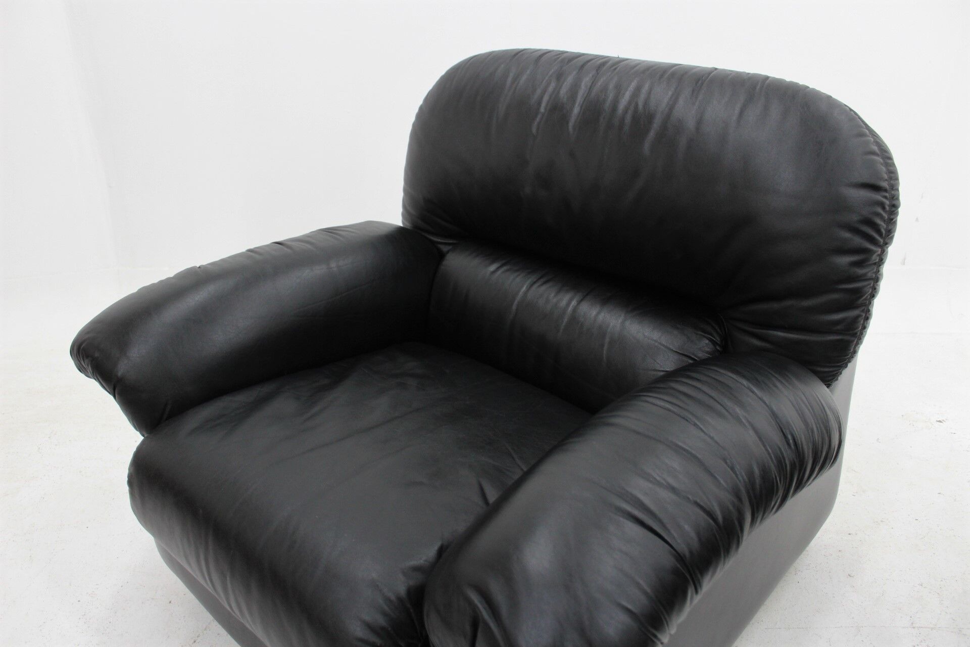 Sormani black leather vintage armchairs 1970s