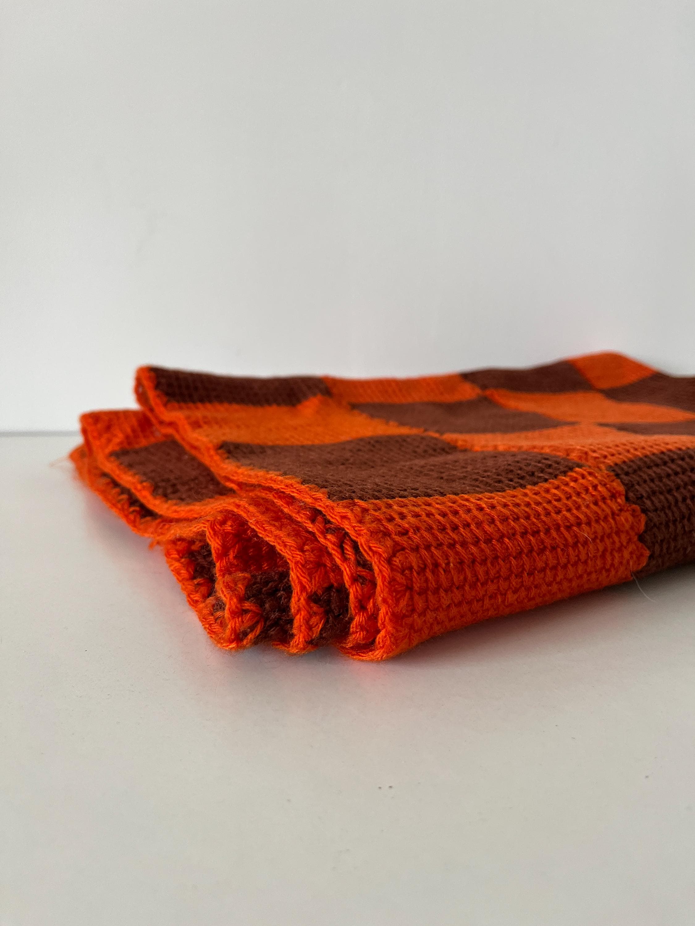 Vintage hand-knitted wool vichy blanket 110x88.