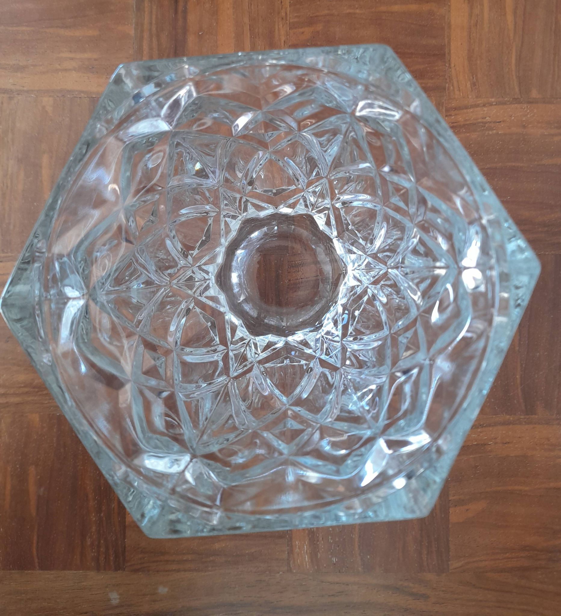 Vase ancien à facettes en verre