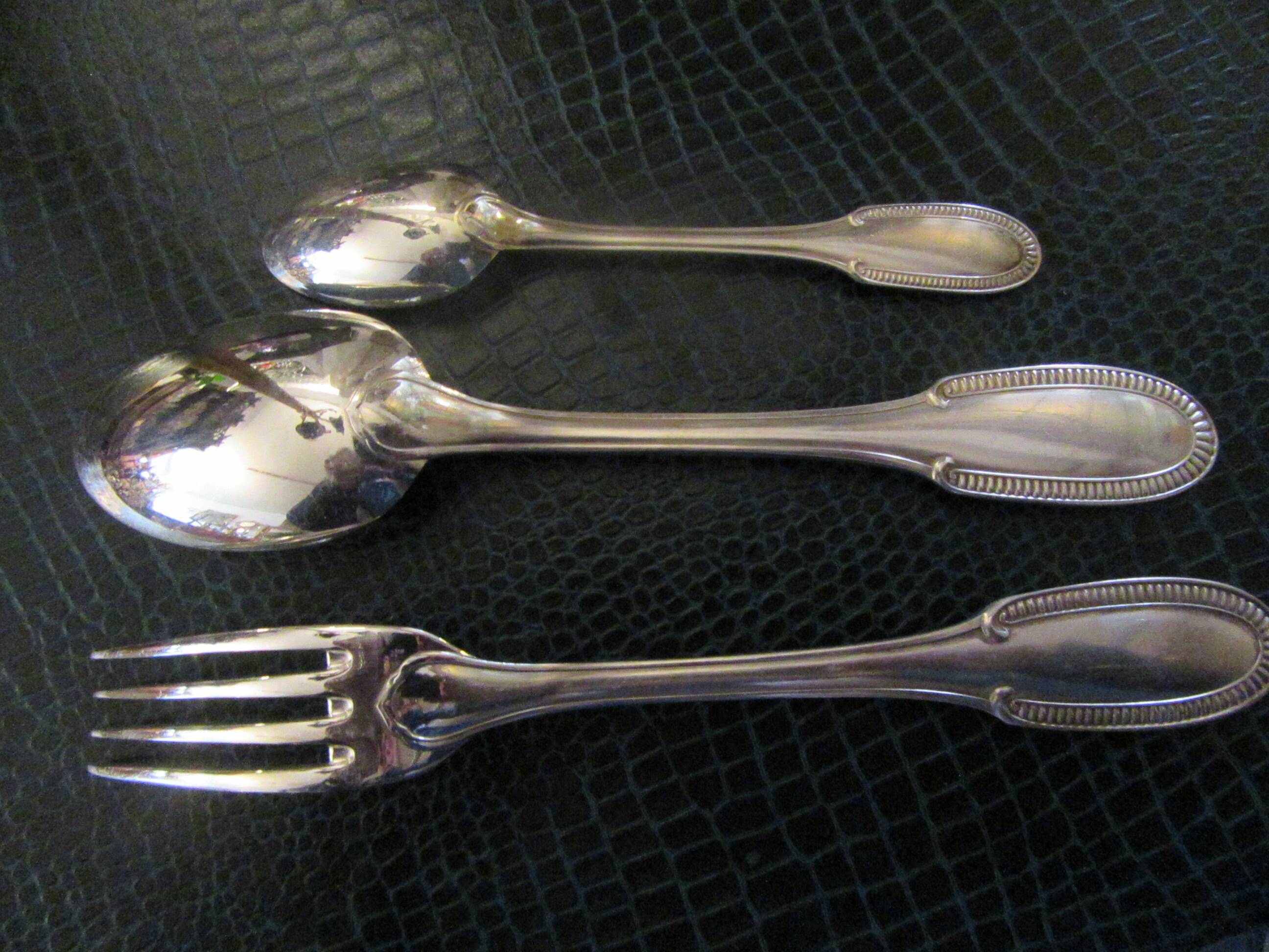Silver-plated metal cutlery set ercuis in its gadroons model box