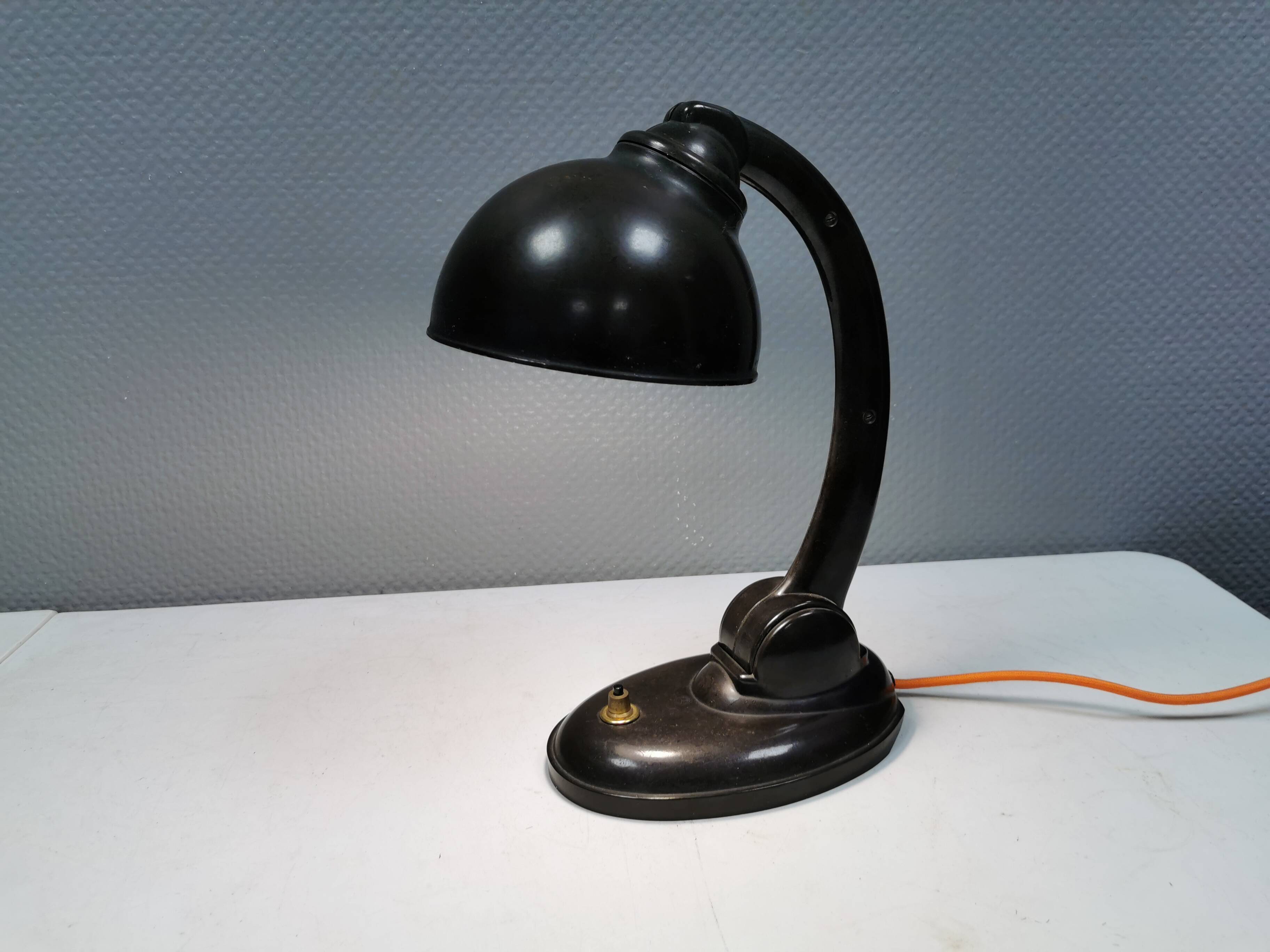 Lampe de table en bakélite type 11126 conçue par Eric Kirkman Cole dans les années 1930