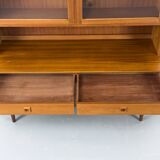 Buffet en teck avec portes en verre par Brouer Møbler, années 1960.