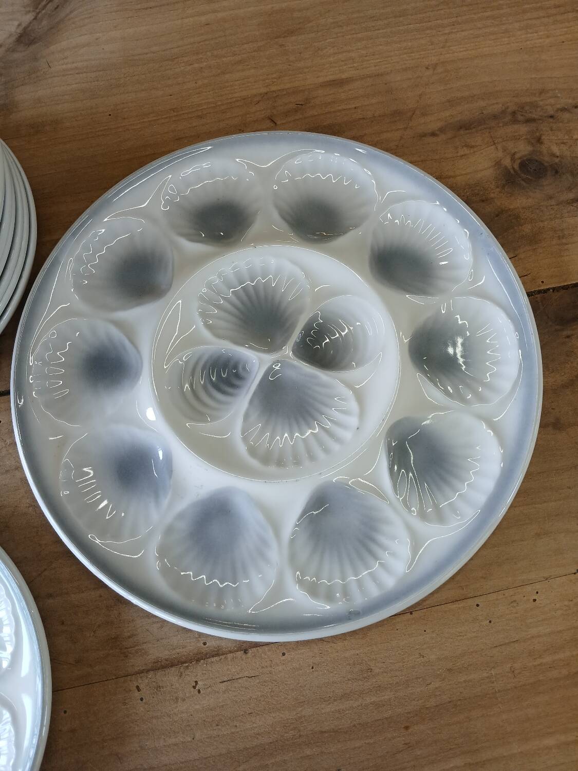 11 plates and 1 oyster dish Moulin des Loups