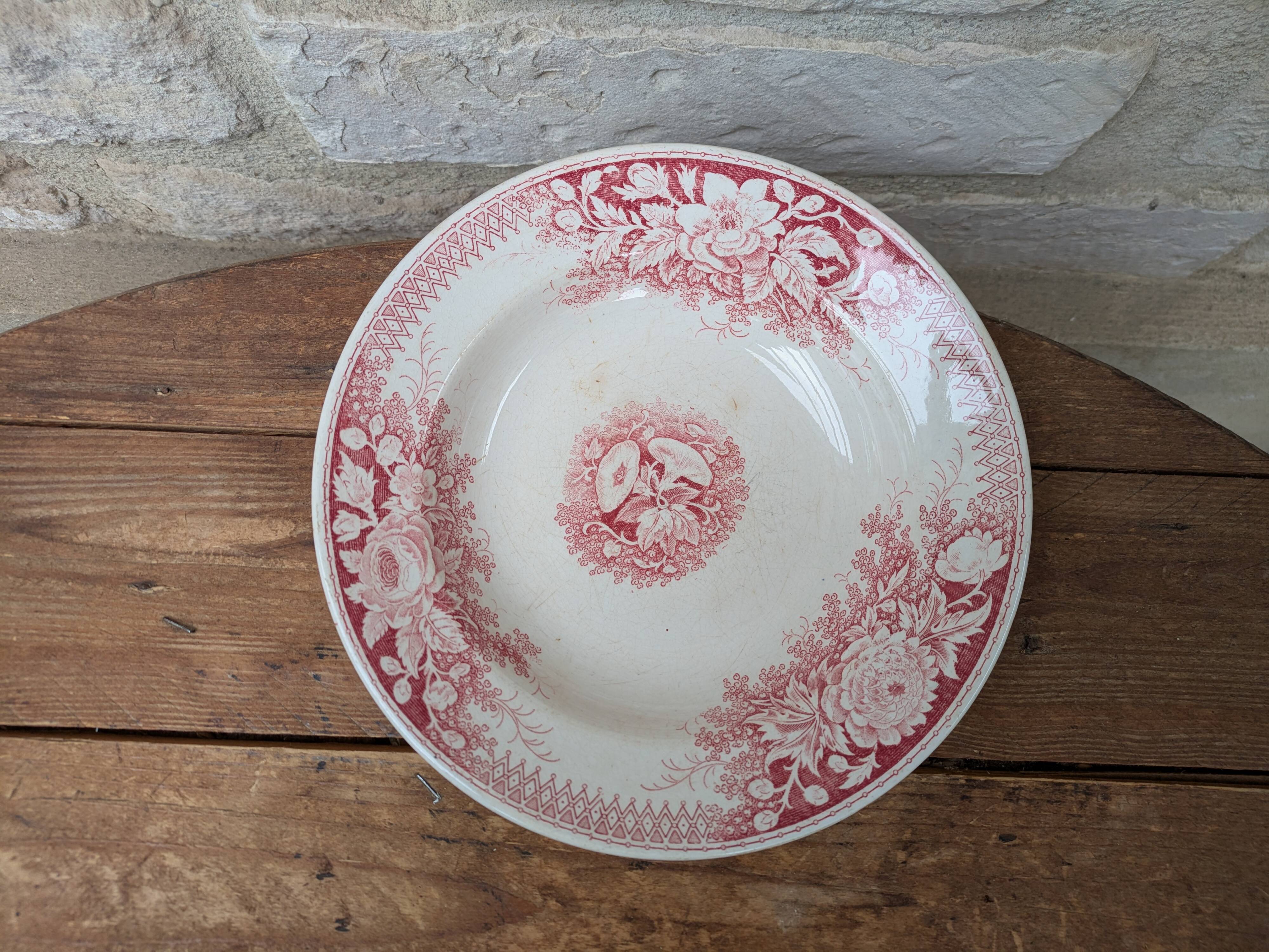 Hollow plate U et Cie Sarreguemines model Jardinière with pink flower decoration.