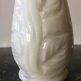 Vase in unbleached white marble with engraved flowers