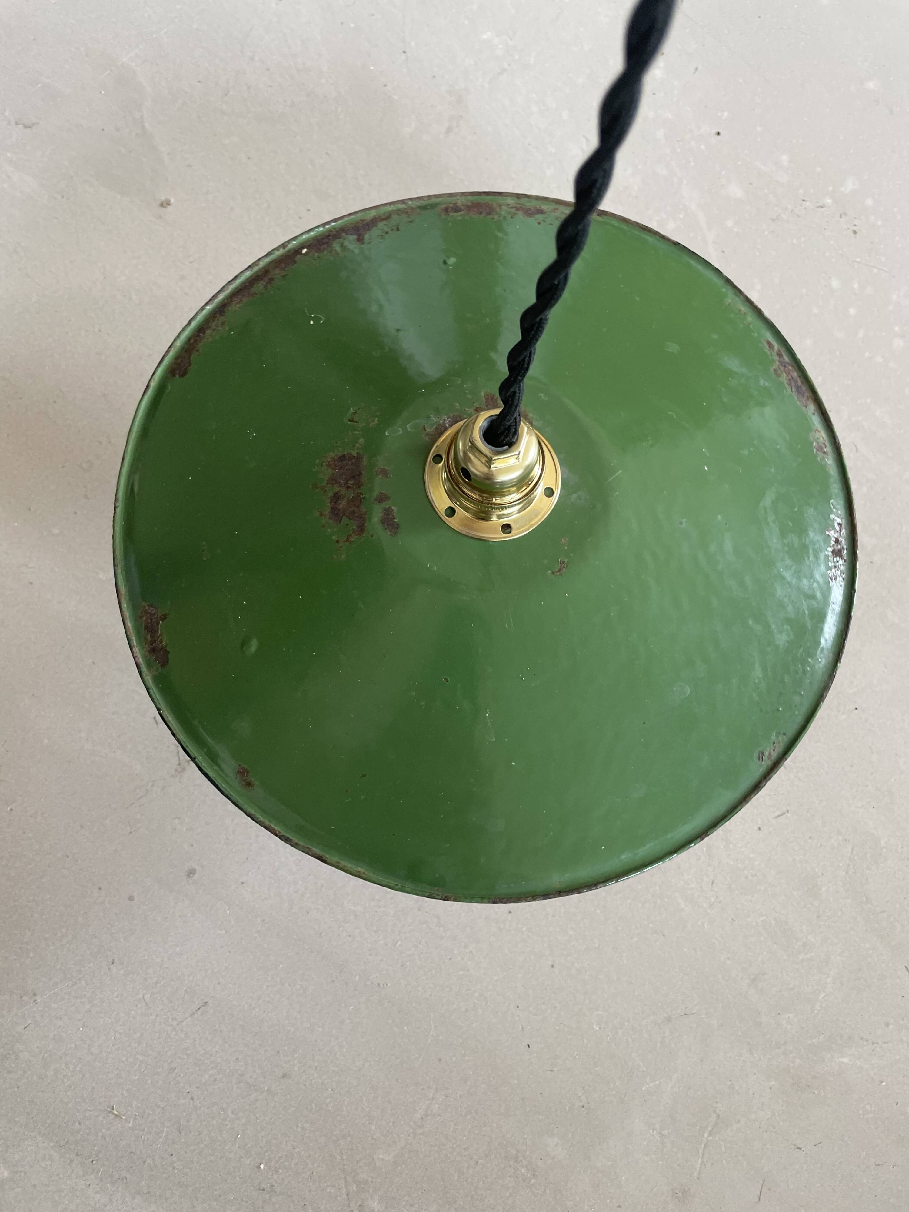 Workshop suspension in old enamelled sheet metal