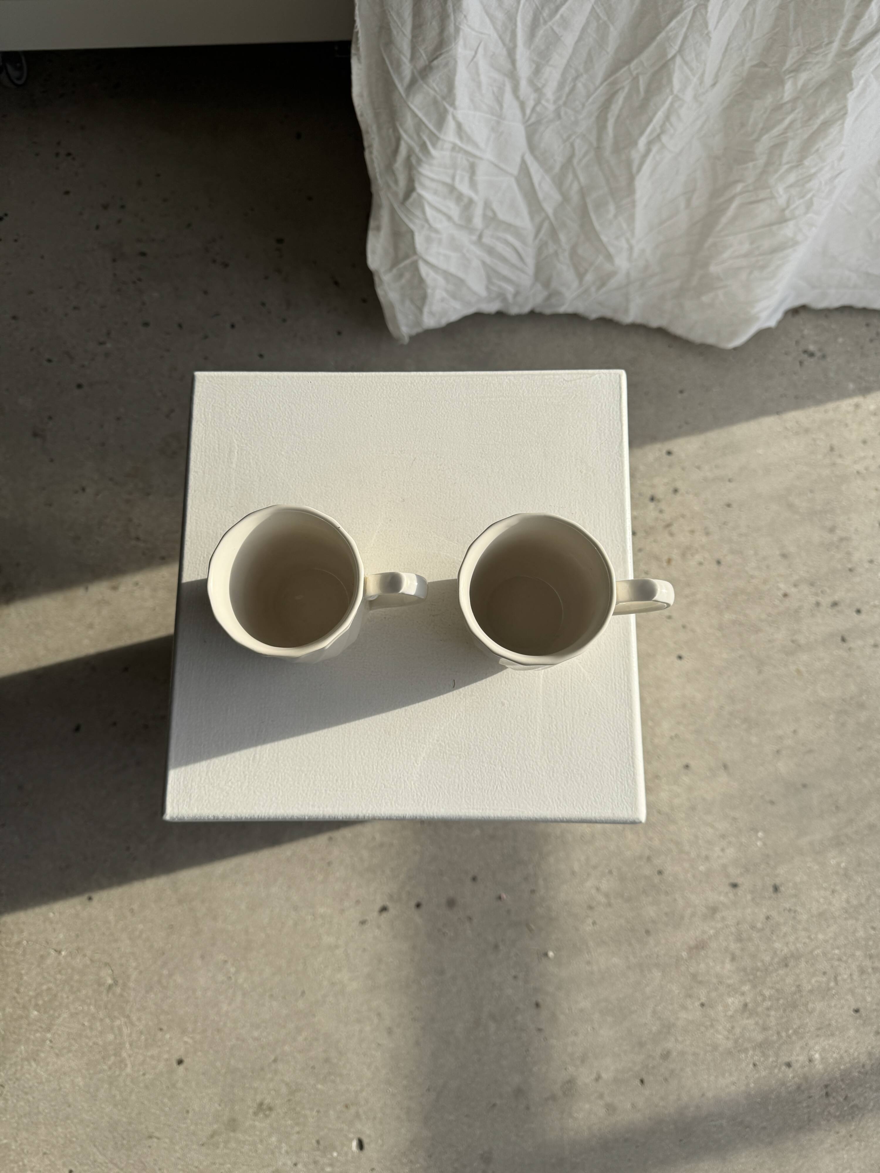 Pair of mugs in English porcelain H10