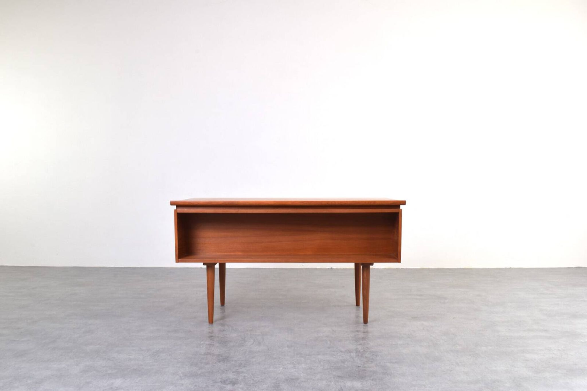 Bureau exécutif en teck danois des années 1960.