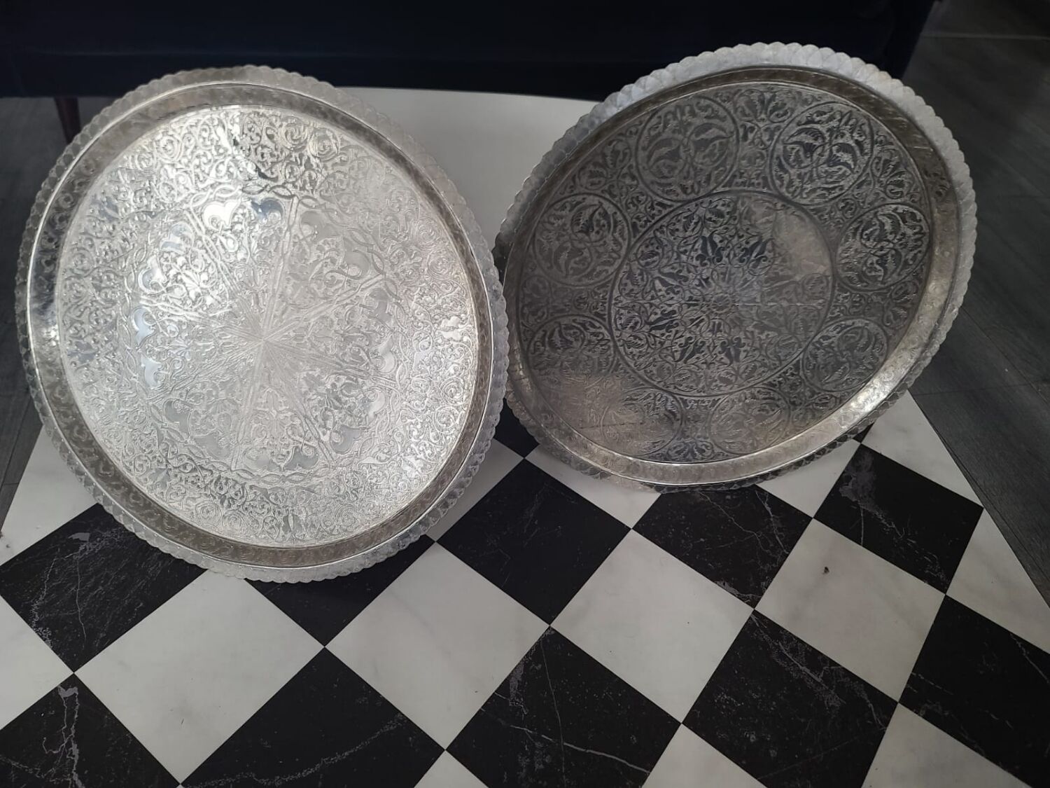 Silver-plated metal serving tray with chiseled finish #PLMR
