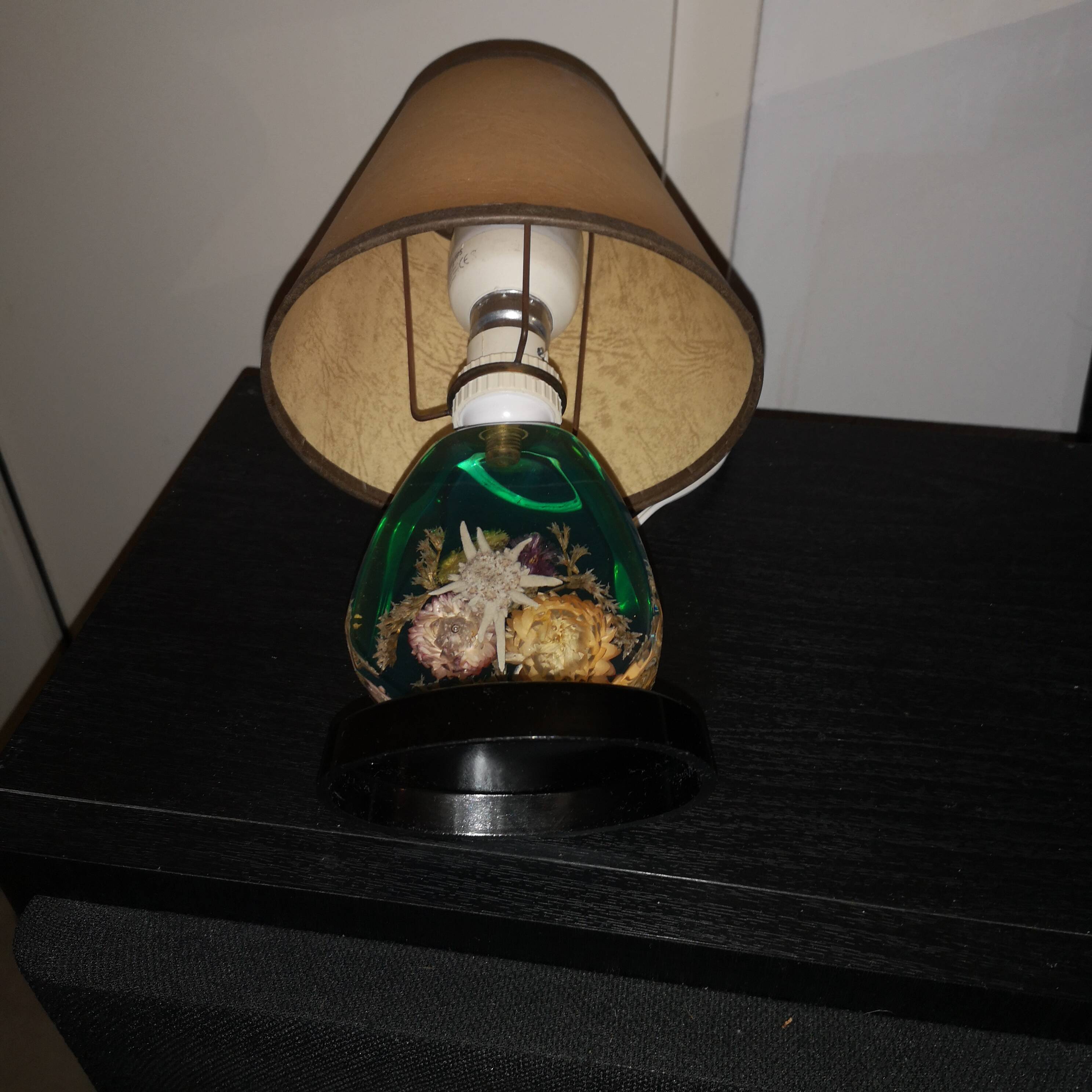 vintage 1960 lamp in lucite - inclusion of dried flowers & edelweiss - retro