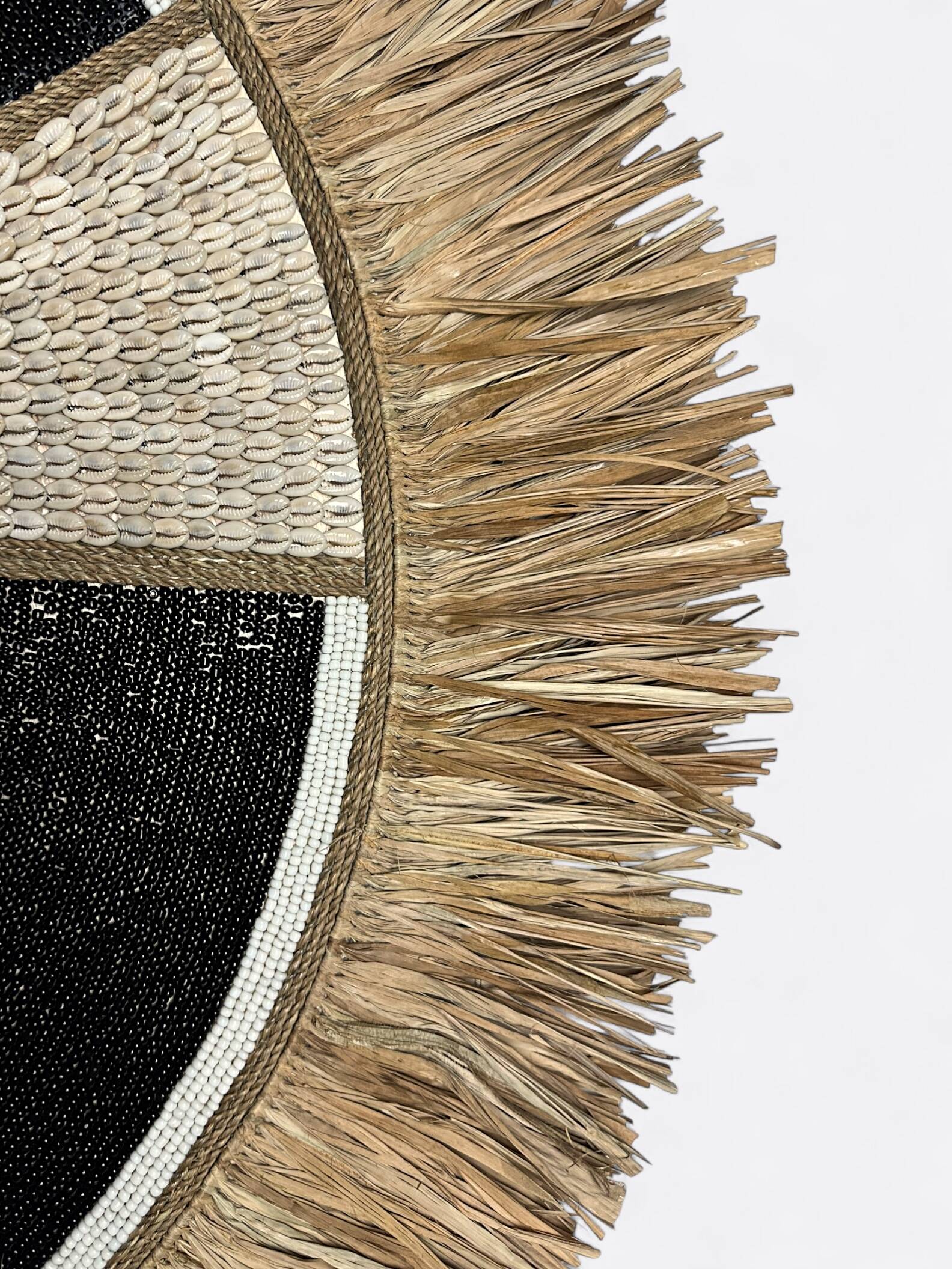 Miroir noir en raphia & plume