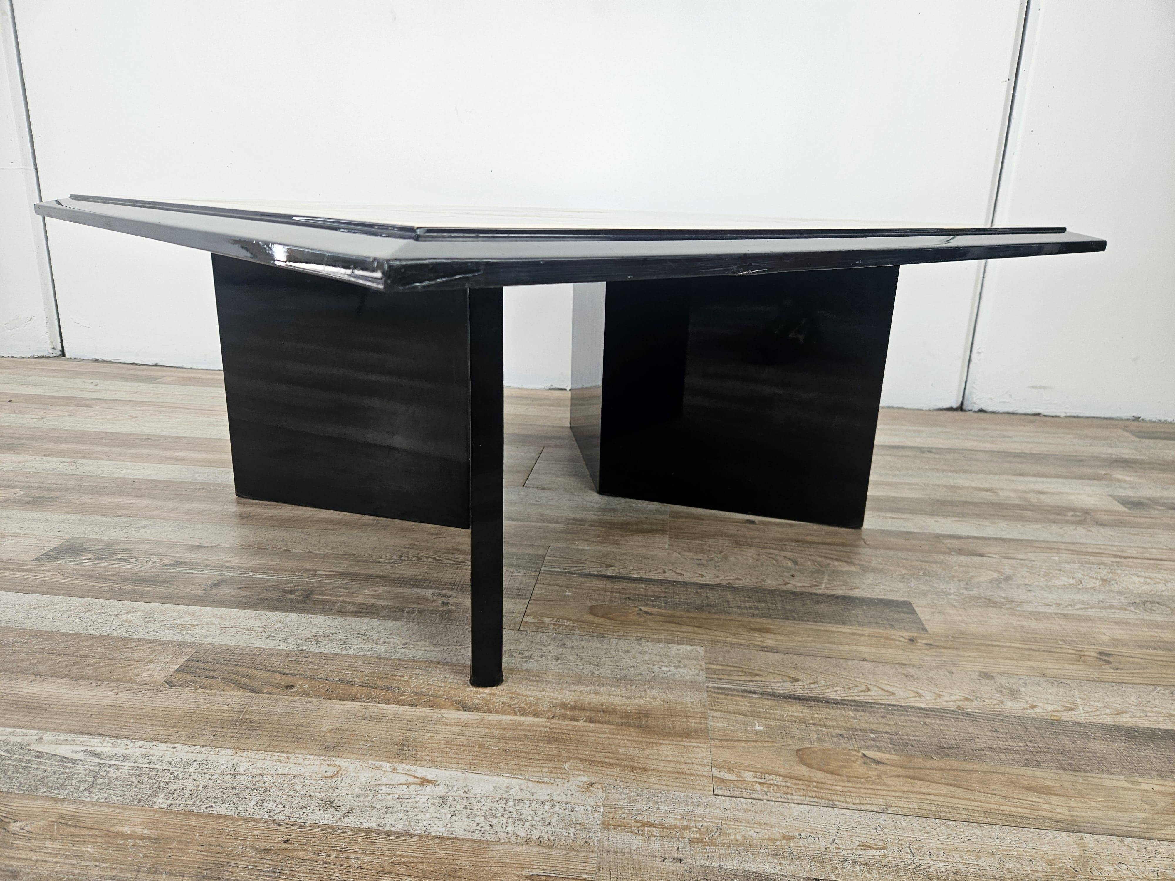 Table basse carrée des années 70 aux motifs géométriques