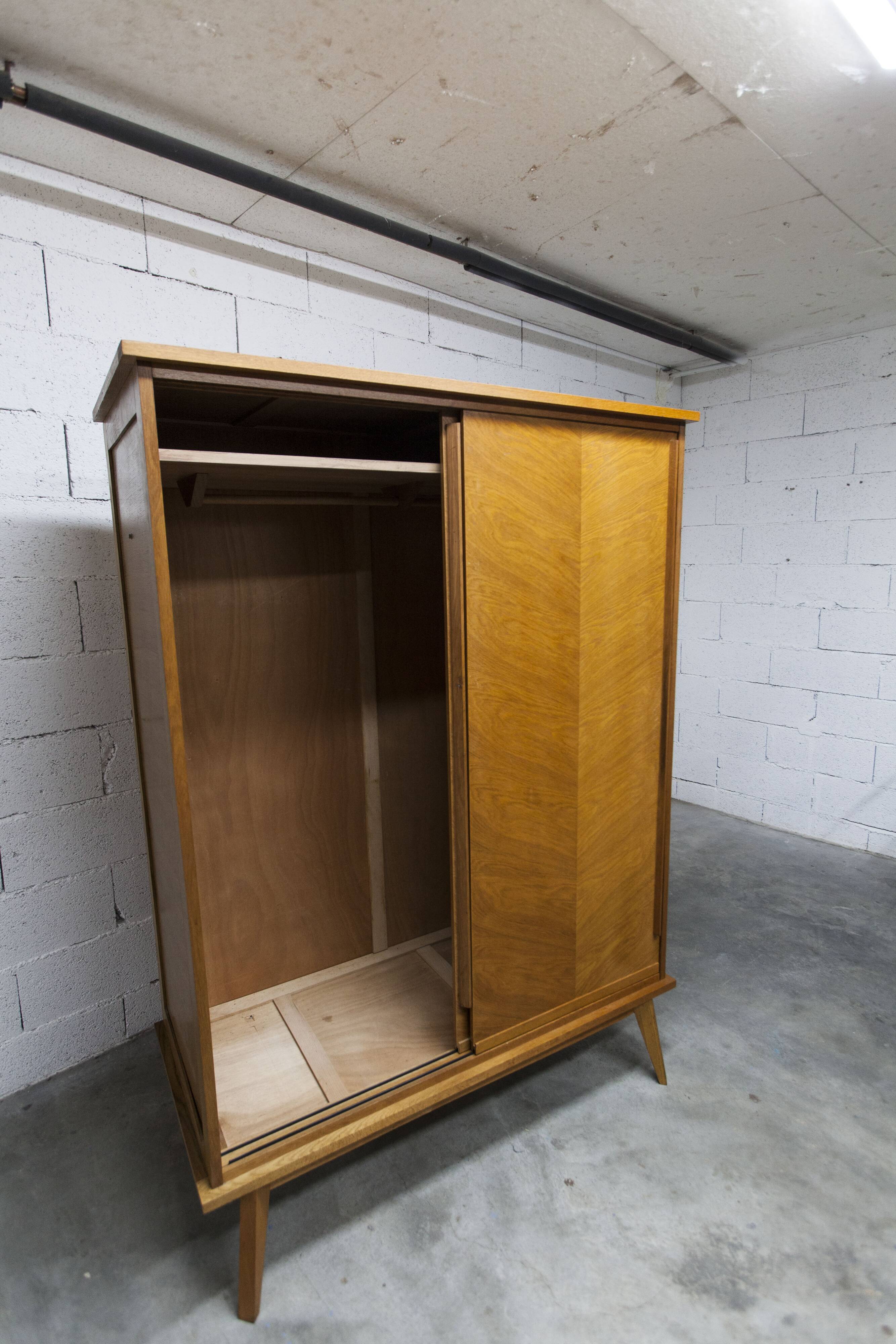 Armoire penderie 1950 pieds compas portes coulissantes plateau neuf