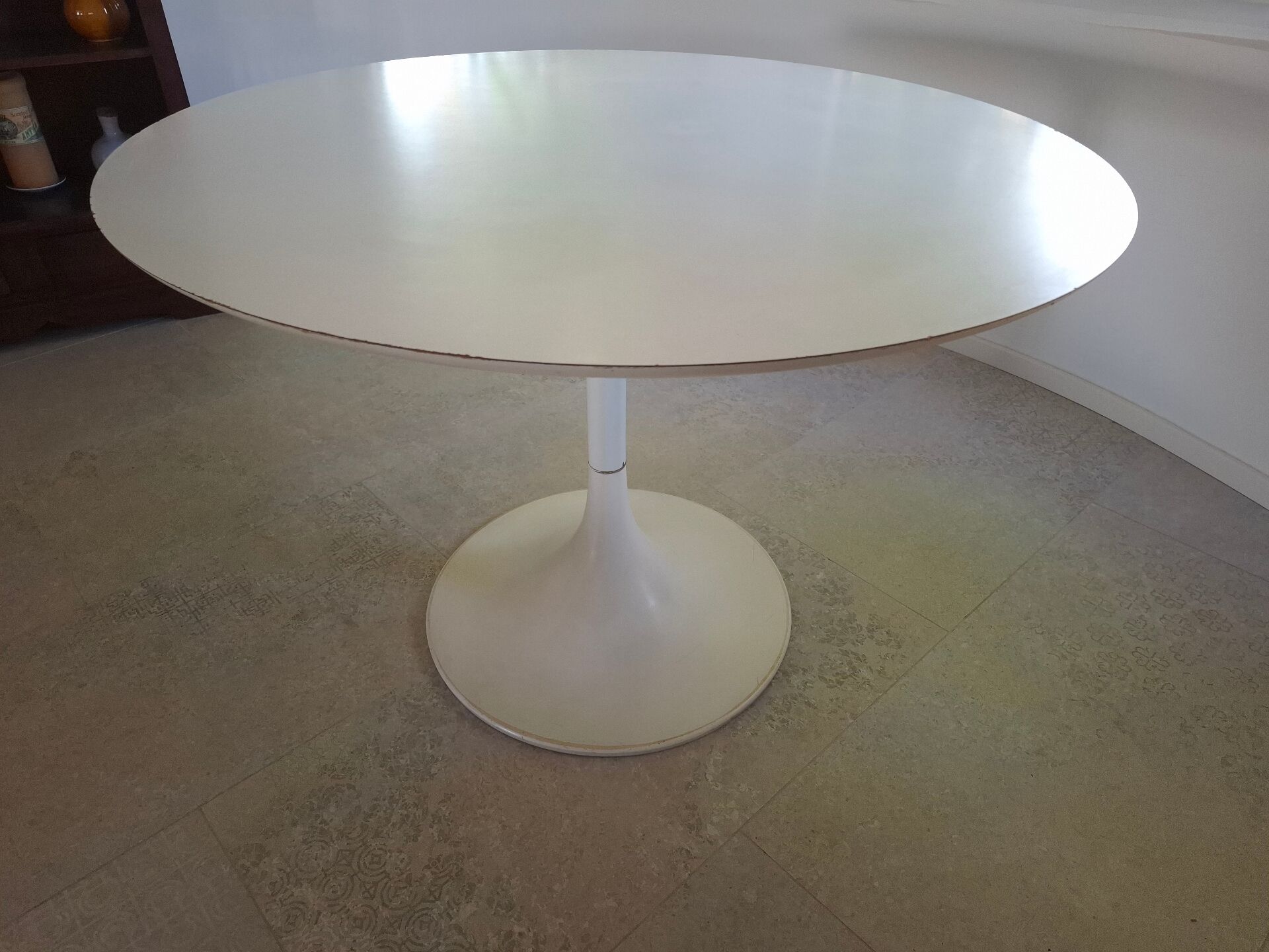 Tulip leg round table