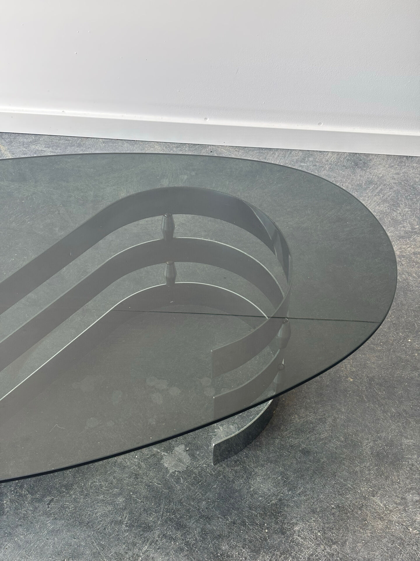 Table basse design en verre fumé et chrome 1970