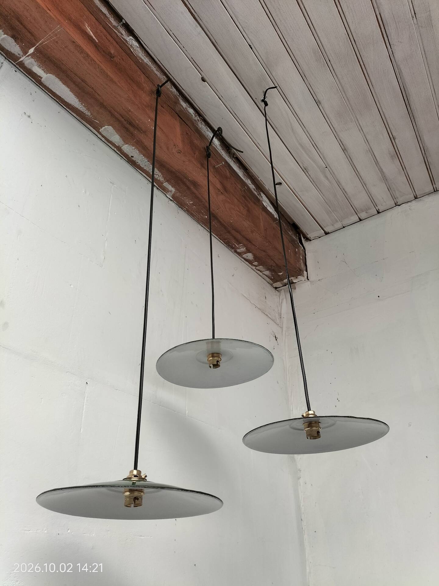 Suspensions in enamelled sheets