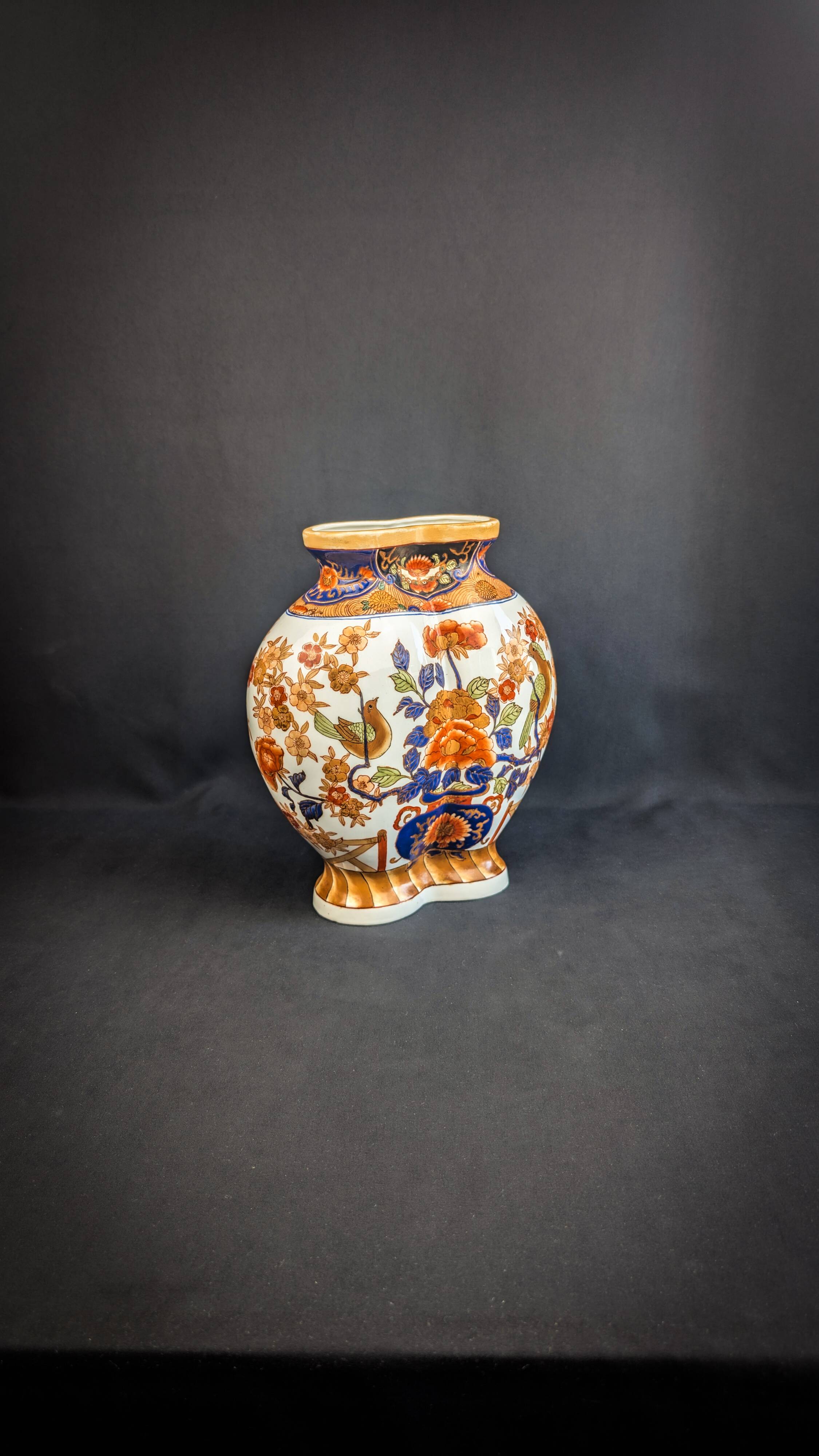 Chinese polychrome porcelain vase, Imari style, polybious shape, 20th century