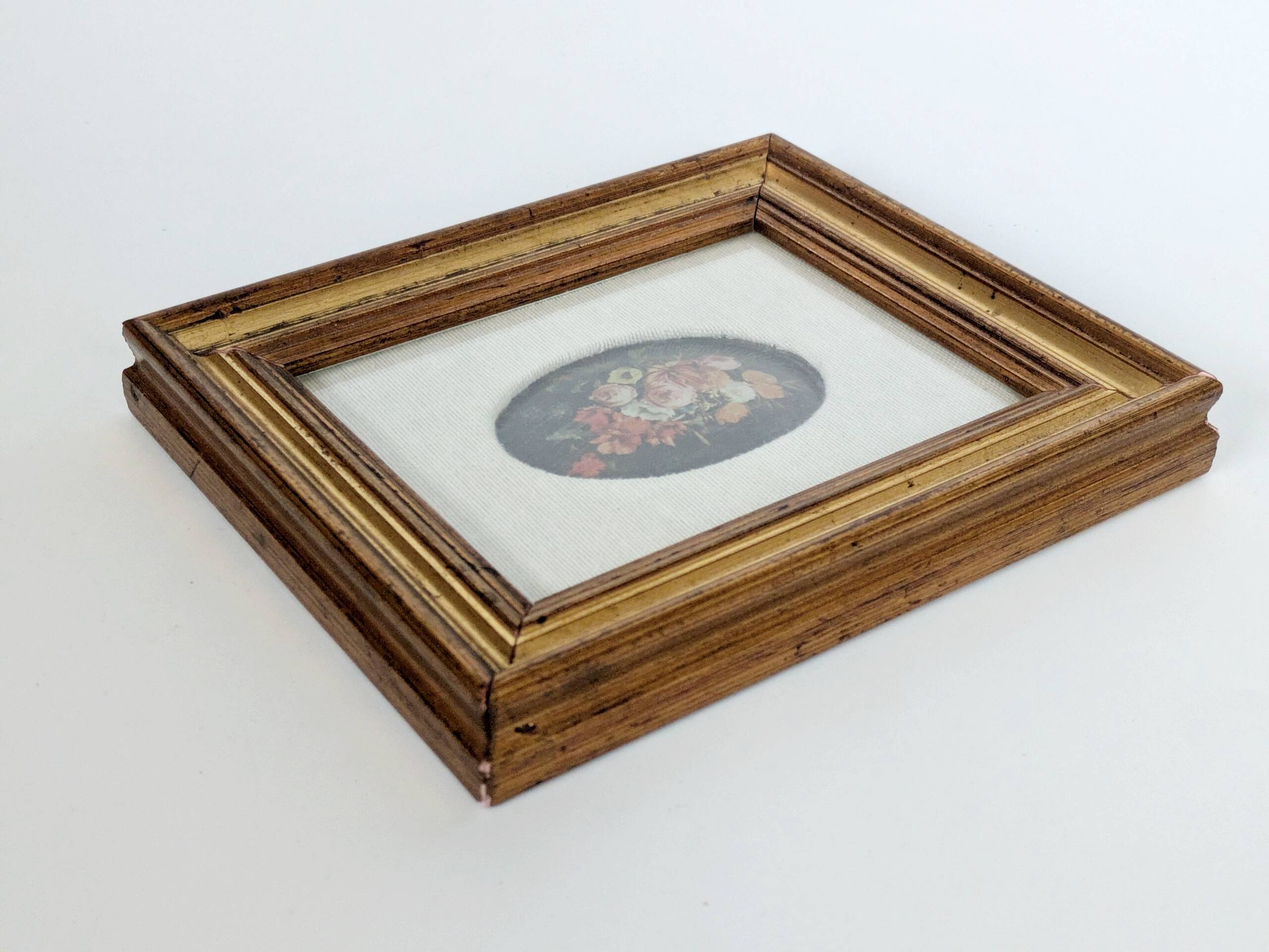 Vintage floral print with oval mat and gold wooden frame.