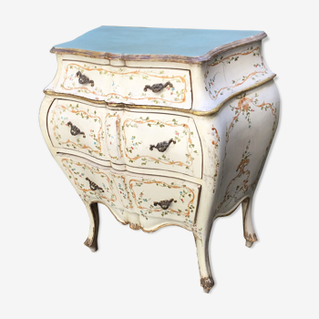 Venetian chest of drawers