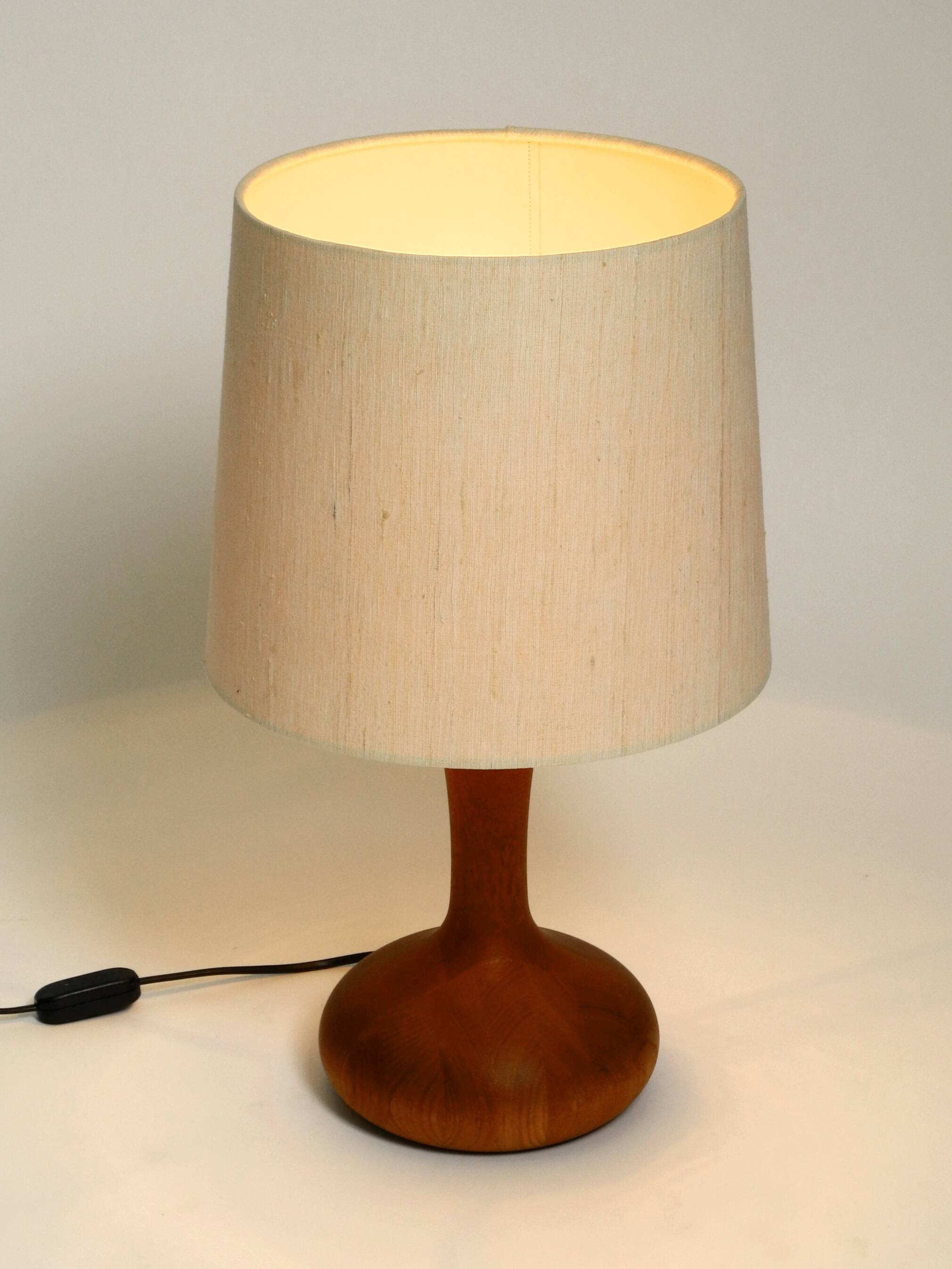 Beautiful minimalist 80s DOMUS teak table lamp with original wild silk fabr