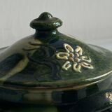 Pot à condiment en céramique verte, décoré de motifs floraux.