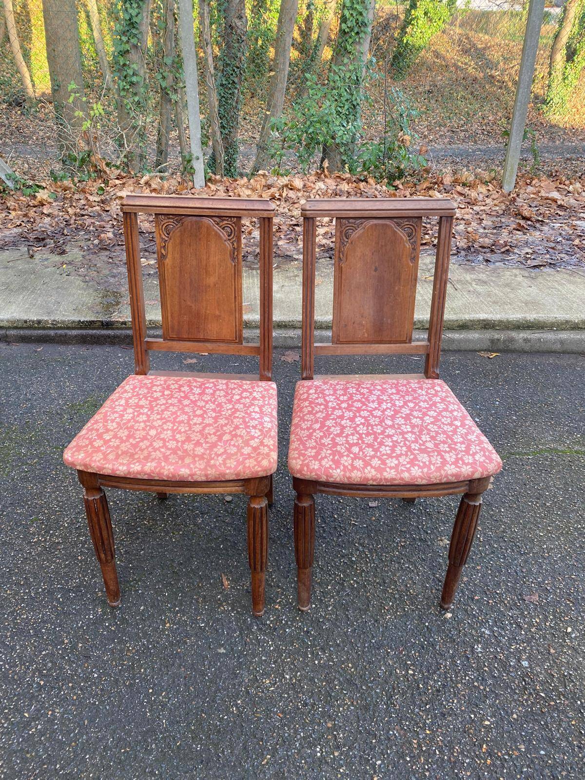 2 chaises sculptées en bois massif et tissu art déco 1950