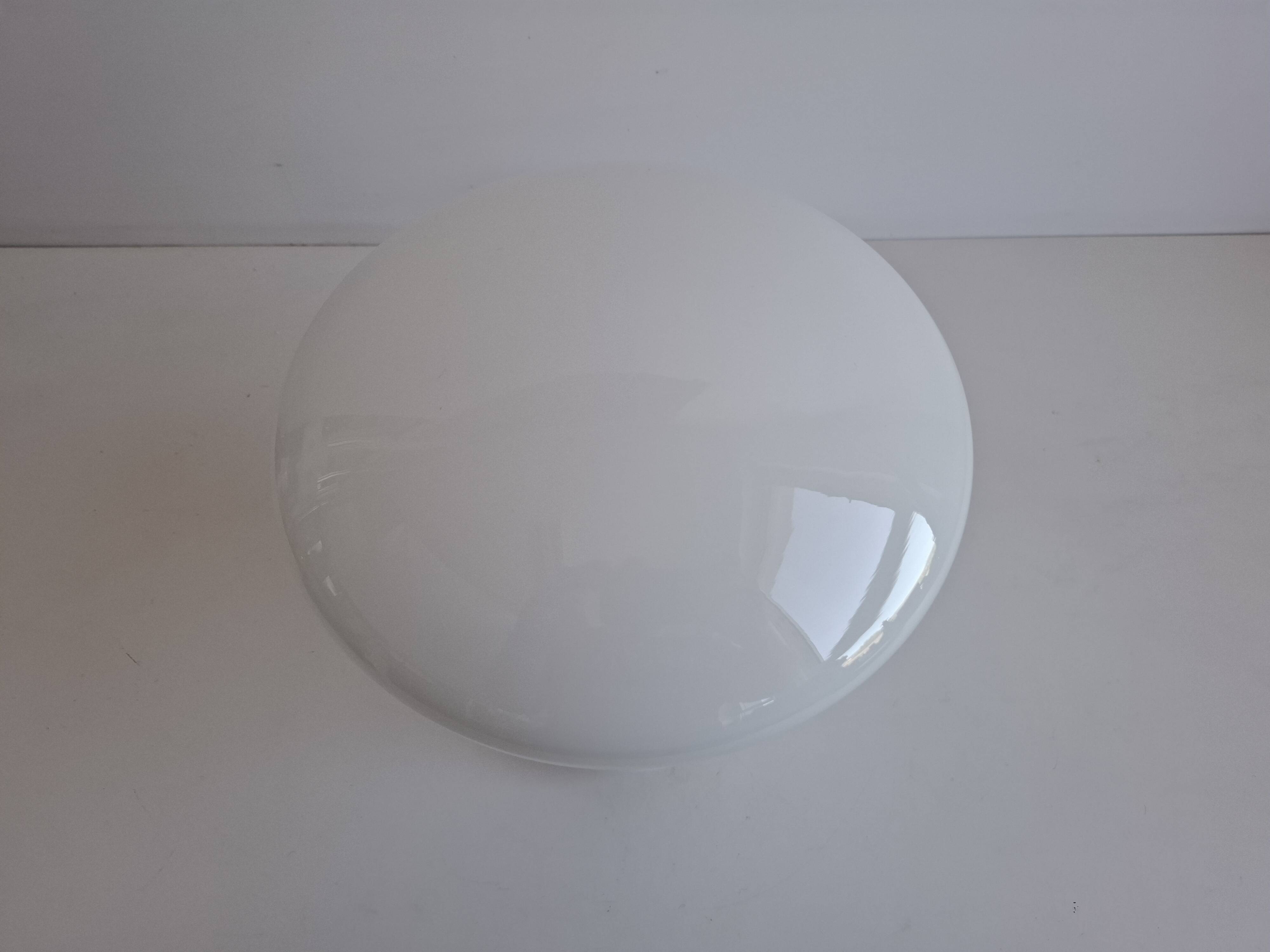 Lampe de table en verre opalin tchécoslovaque d'Ivan Jakeš des années 1970