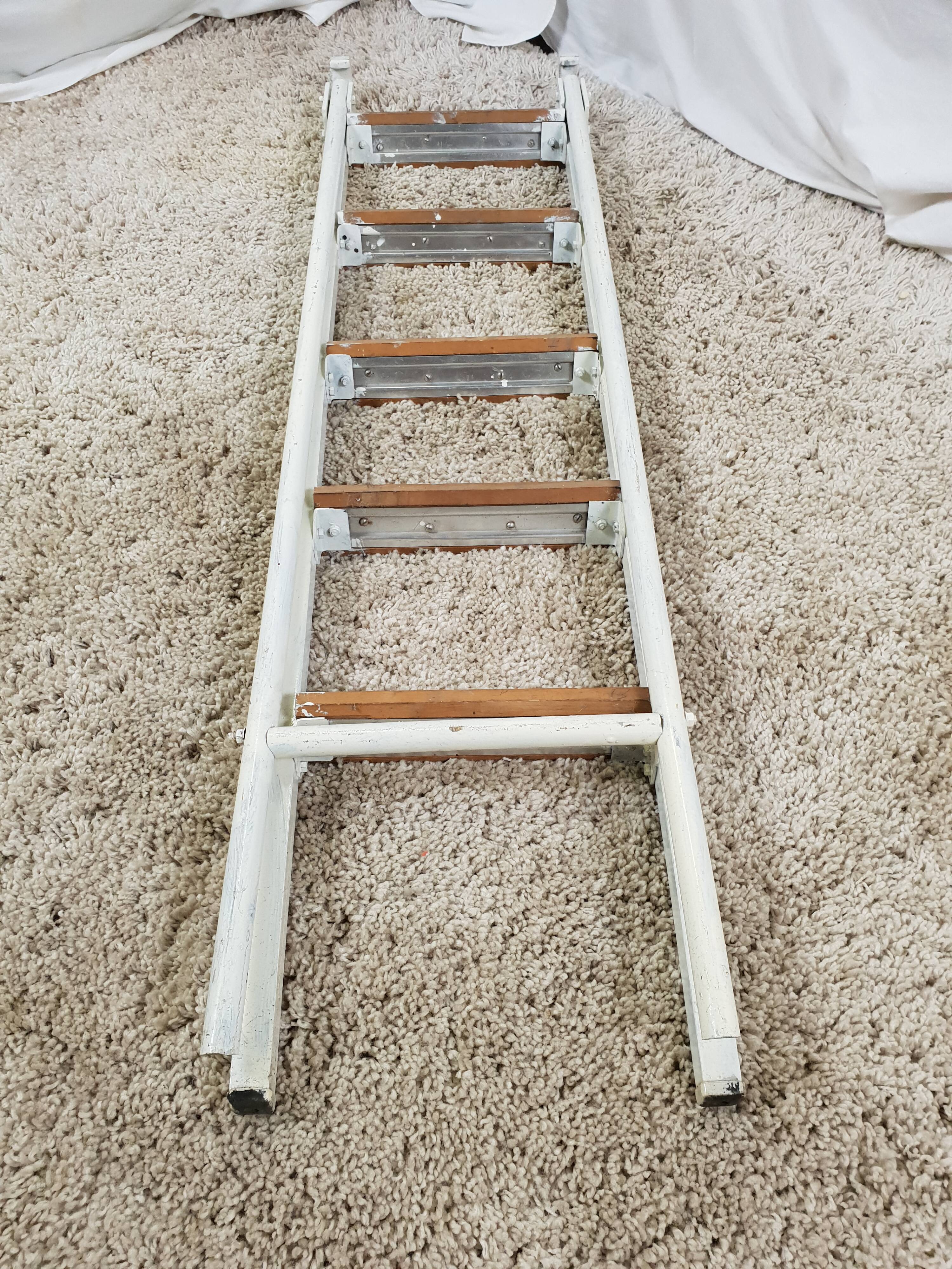 Small stepleau steel and white wood