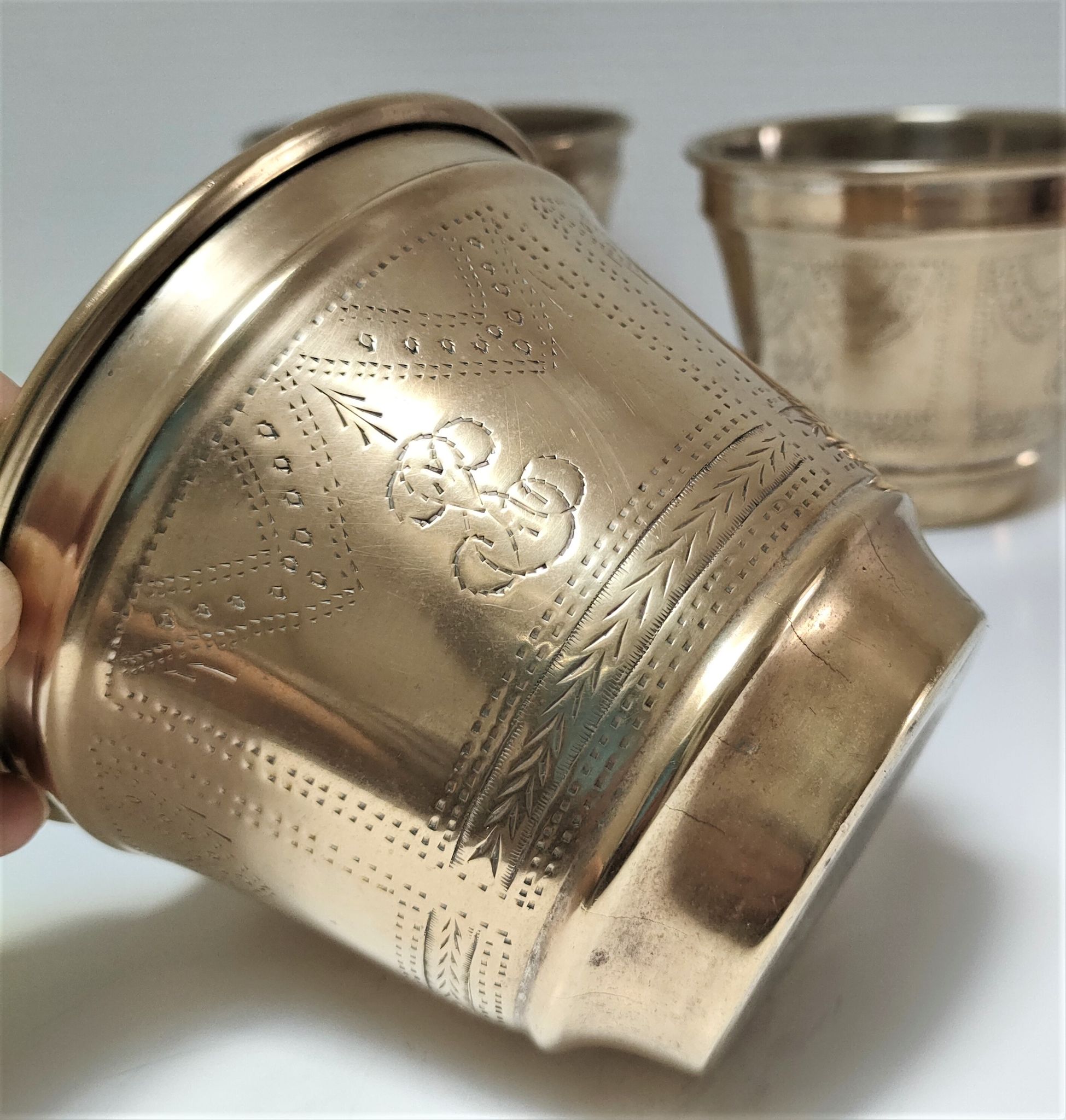 Trois cache-pot laiton couverture argentée patine dorée monogramme début XXème