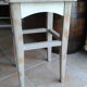 Table basse à damiers et ses deux tabourets