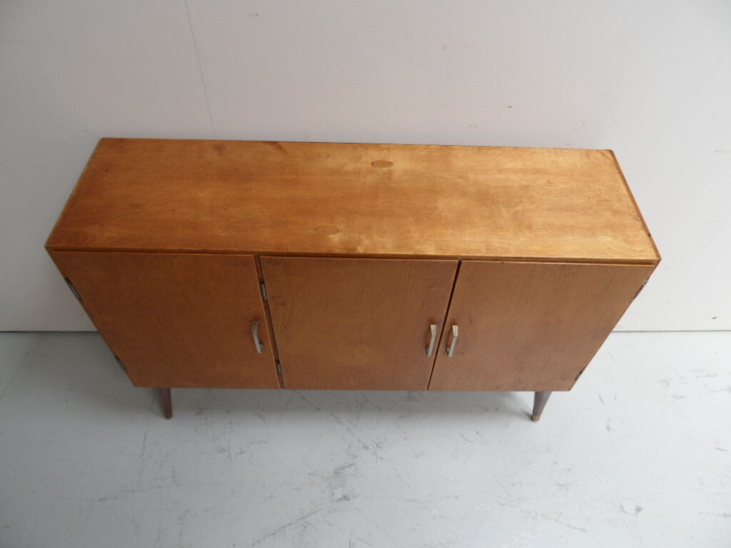 Buffet vintage avec 3 portes.