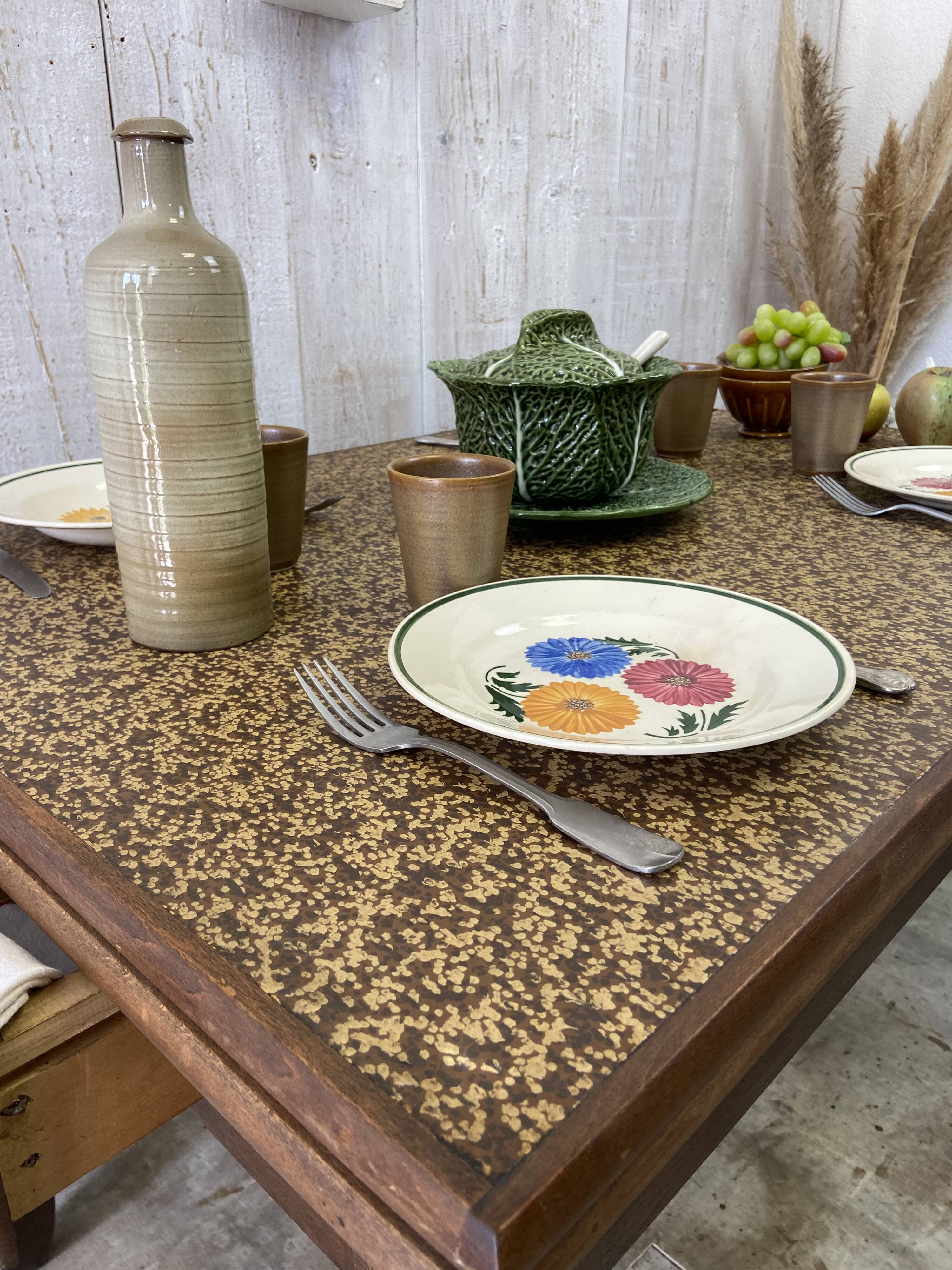 Extendable farm table