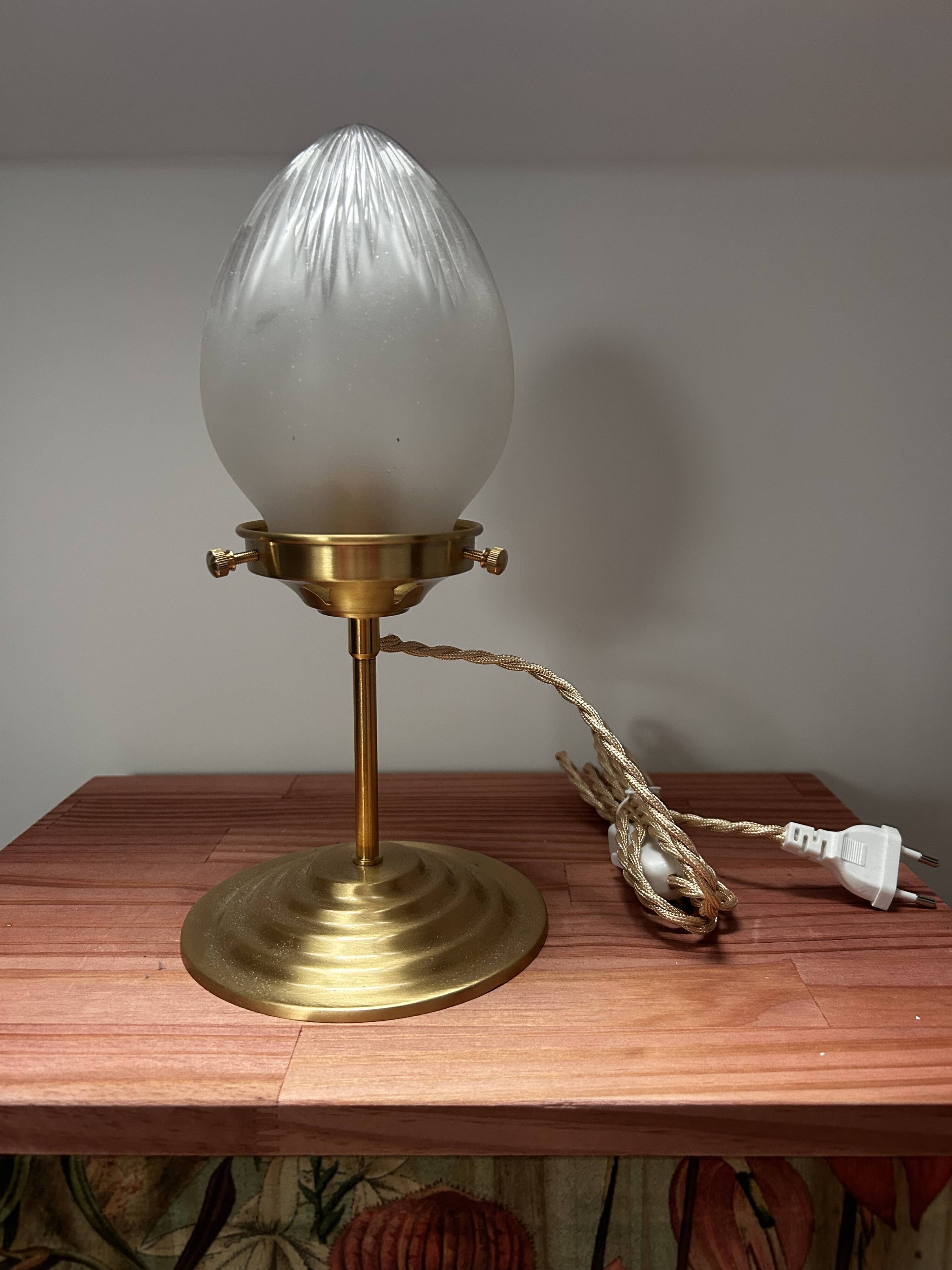 Vintage globe shell table lamp