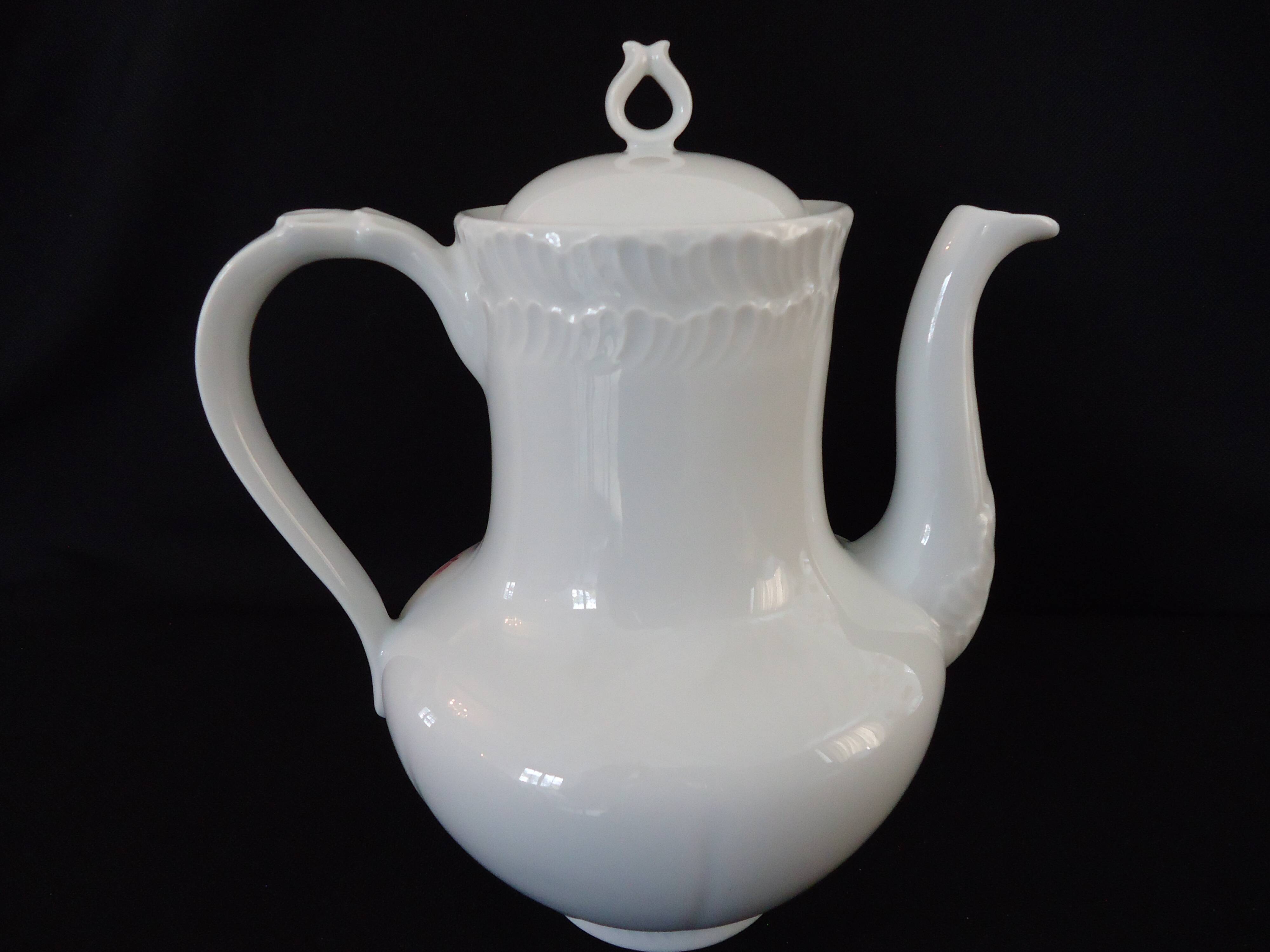 Pouring coffee pot, made of Limoges porcelain, Goumot Labesse (A565)