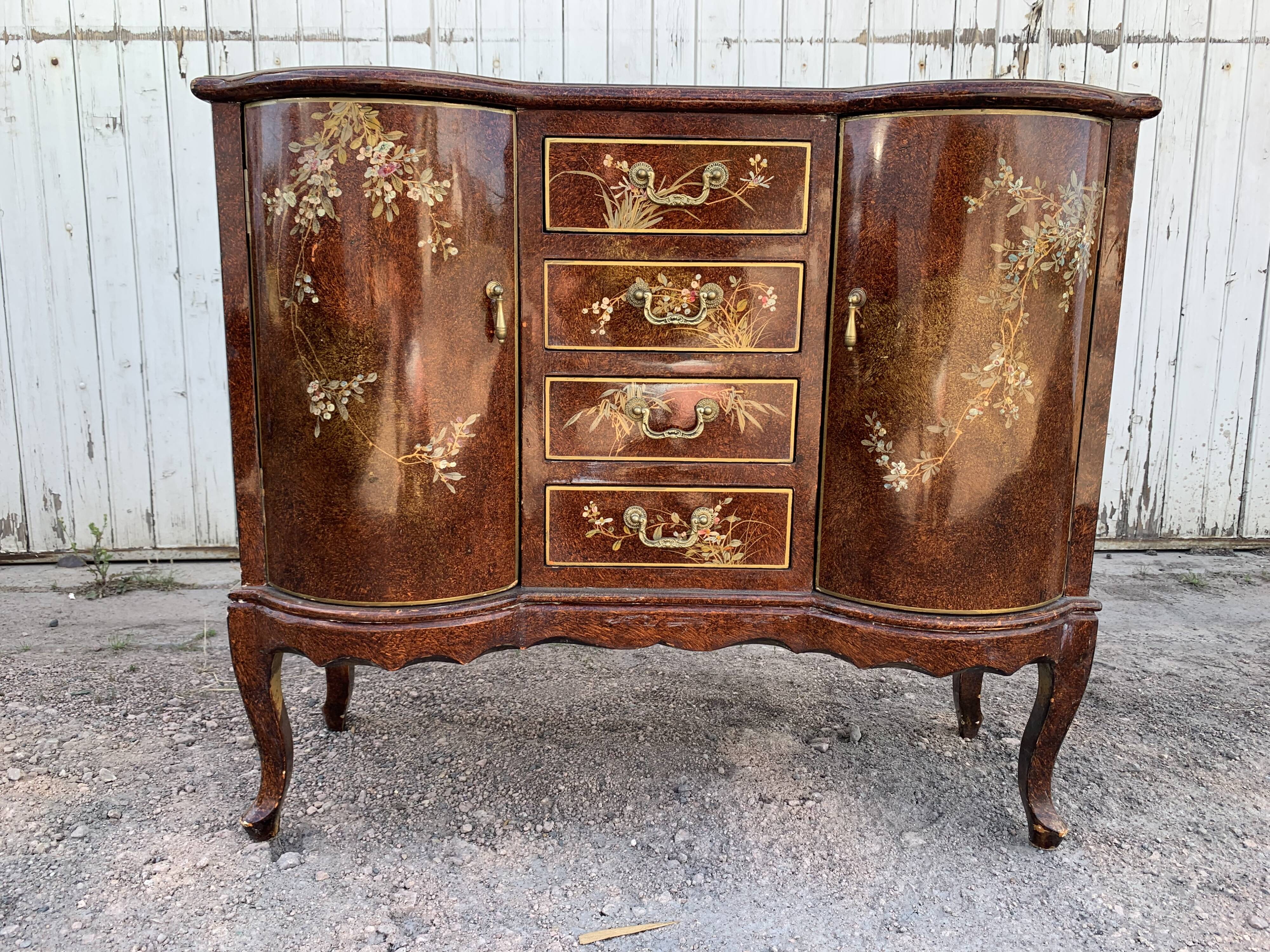 Venetian chest of drawers