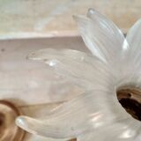 Paire de bougeoirs en laiton et bobèches en forme de fleur en verre opaque