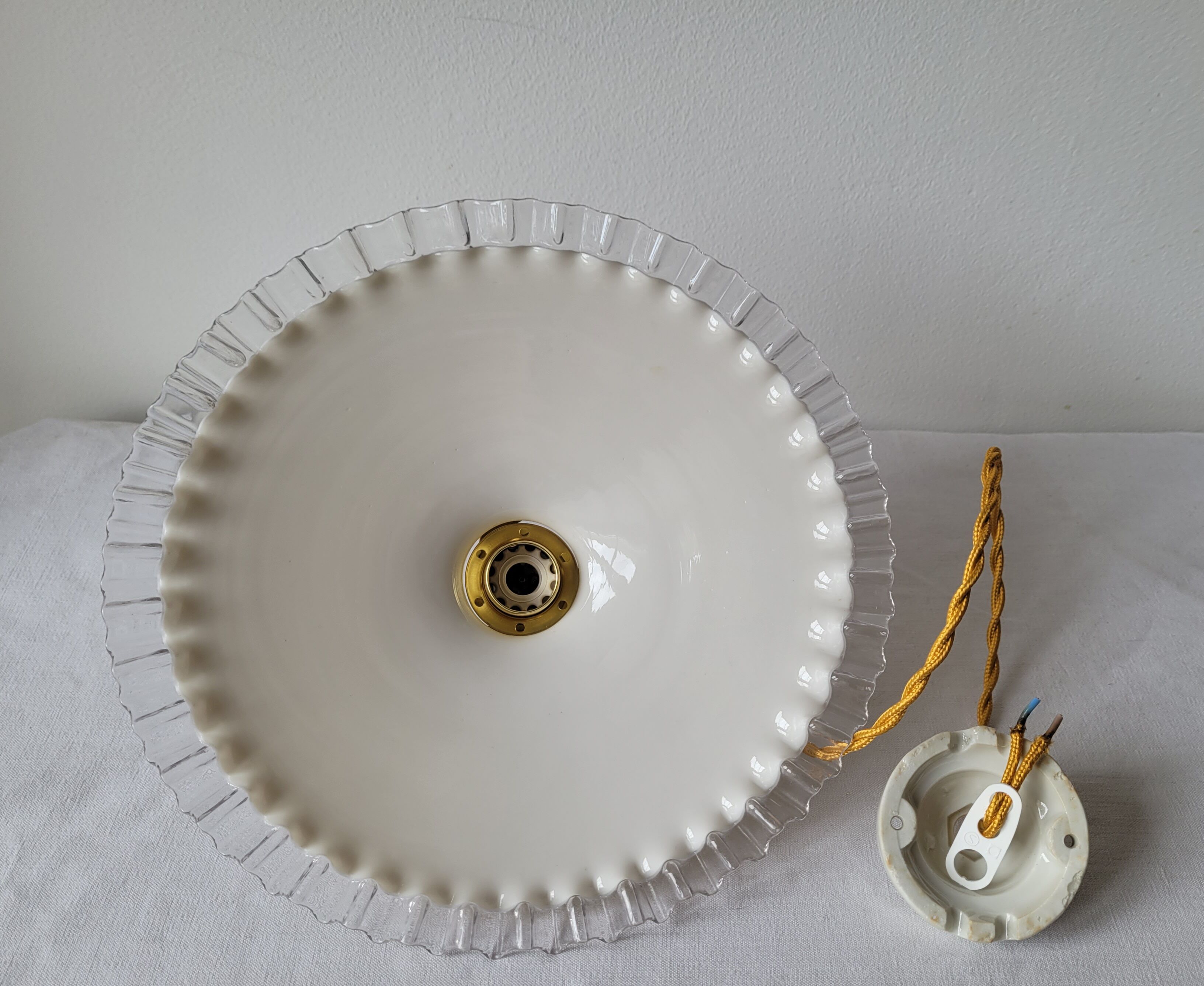 Serrated opaline suspension