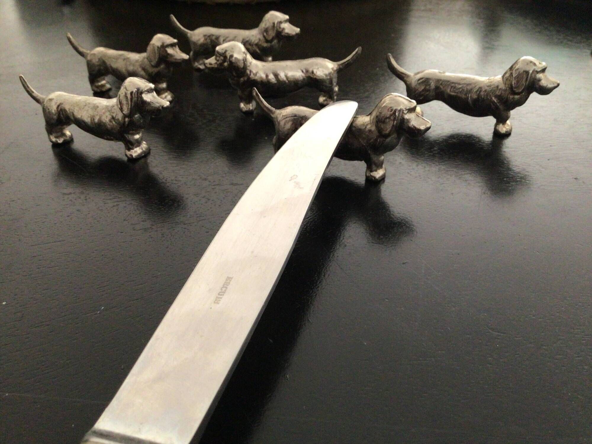 Basset hound knife rest