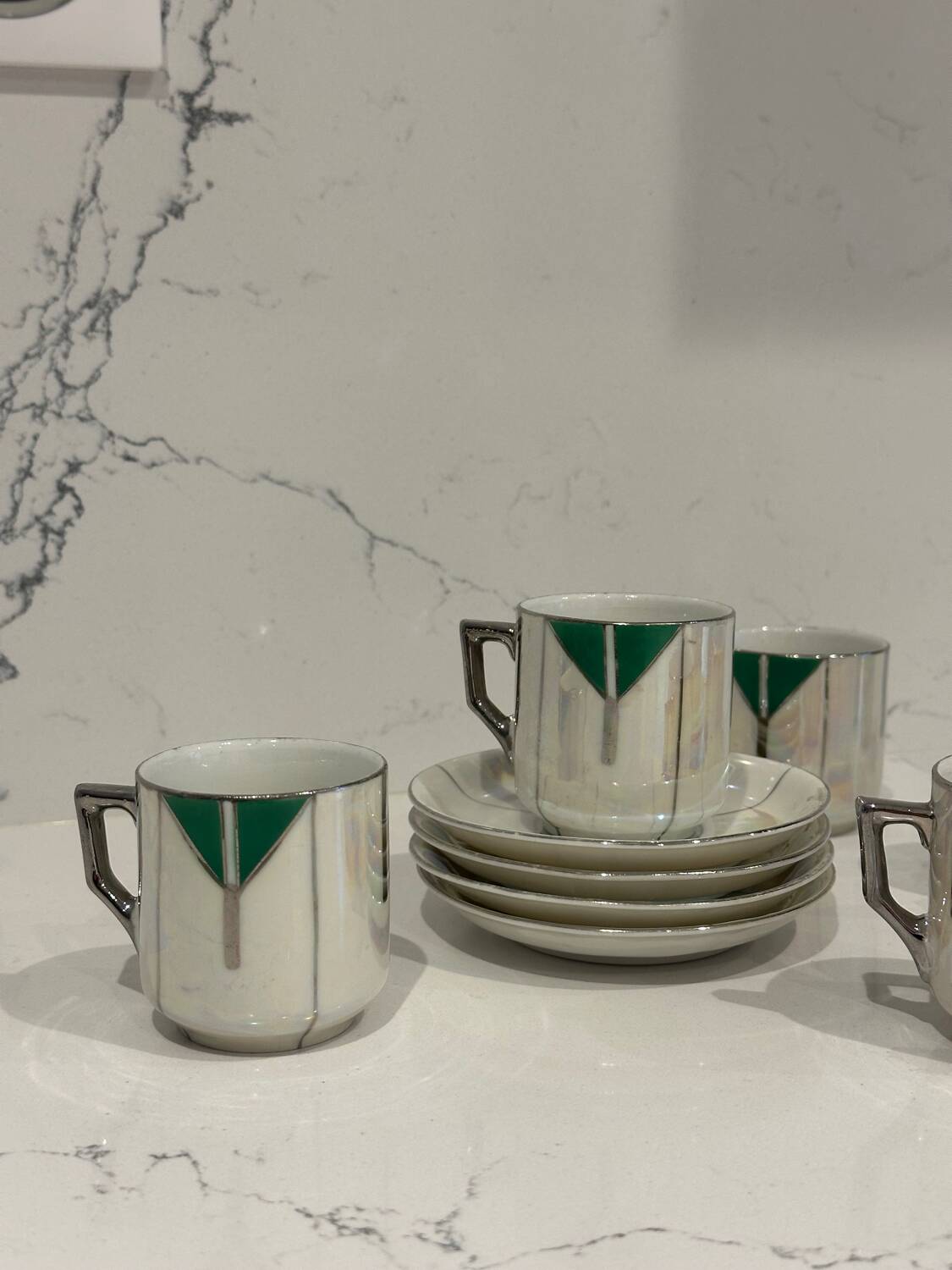 Ensemble de tasses et sous-tasses Art déco